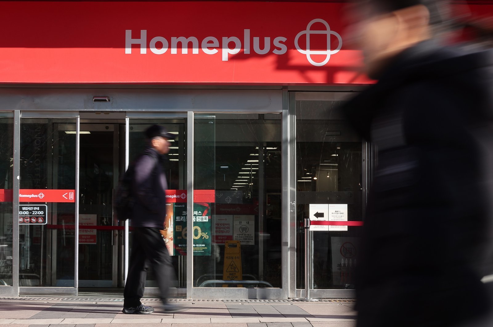 국내 유통업계가 홈플러스에 납품할 물량을 줄이거나 아예 중단하는 등 ‘홈플러스 엑소더스’ 현상을 보이고 있다. 업계에 따르면 아모레퍼시픽과 삼양식품은 올해 하반기부터 홈플러스에 대한 납품을 중단했다. 사진은 8일 서울 시내 한 홈플러스 매장의 모습. 2025.12.8 뉴스1