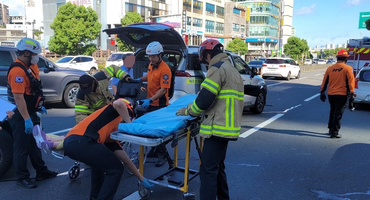 제주소방대원이 환자를 이송하고 있다. 제주도는 응급실 이송 거부 상황을 막기 위해 적정 의료기관을 즉시 연결하는 ‘제주형 24시간 이송·전원 핫라인’을 운영하고 있다. 제주소방 제공