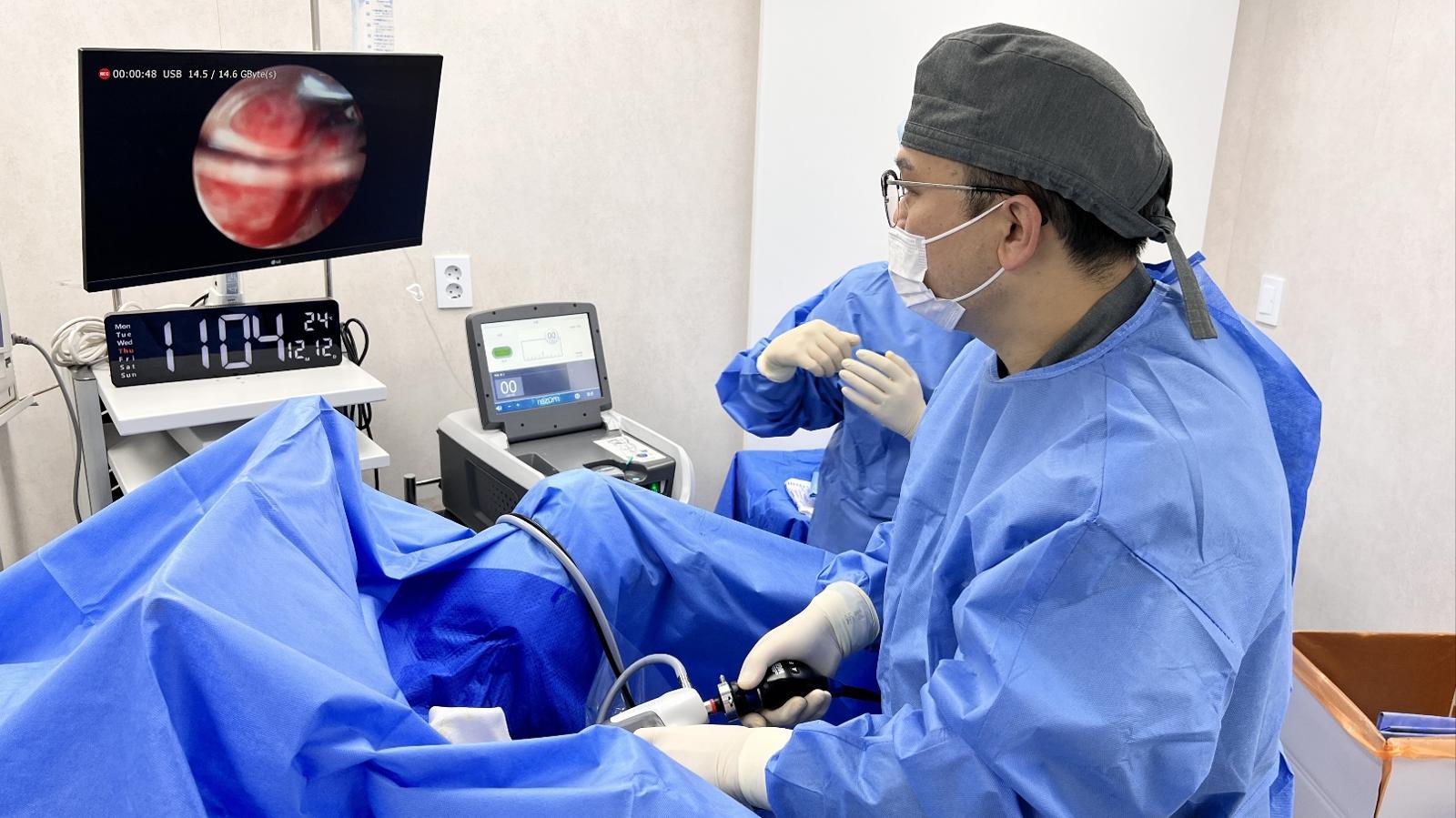 ‘전립선 명의’ 나인비뇨의학과의원 박수환 원장이 전립선비대증 환자에게 리줌 시술을 하고 있다. 박 원장은 “리줌은 전립선의 건강한 조직과 기능이 손상되지 않아 발기부전이나 역행성 사정 같은 성기능 장애 발생 가능성이 매우 낮다”고 말했다. 나인비뇨의학과의원 제공