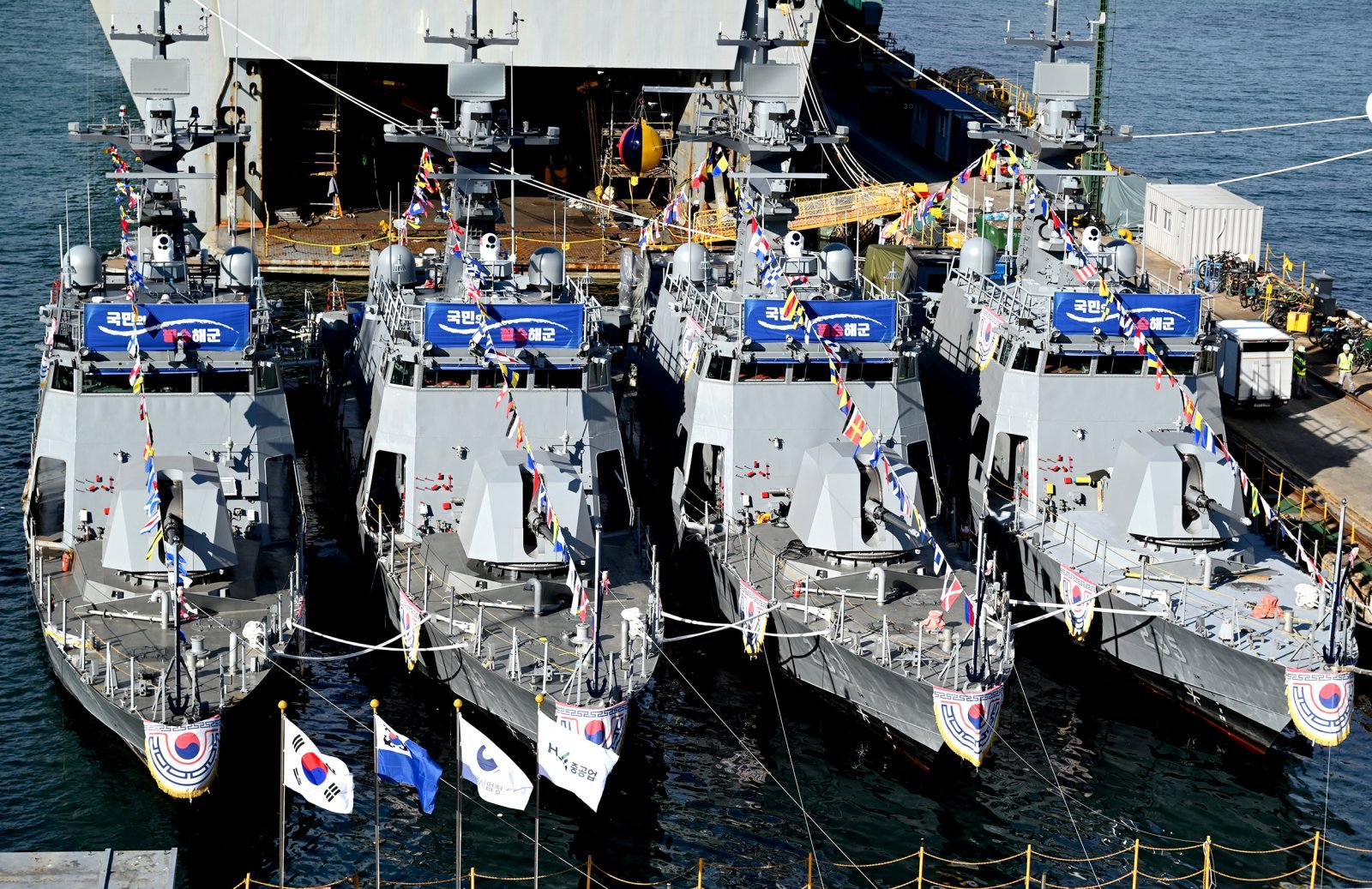 8일 부산 영도구 HJ중공업 영도조선소에서 열린 통합진수식에서 신형 고속정 4척이 진수되고 있다. HJ중공업 제공