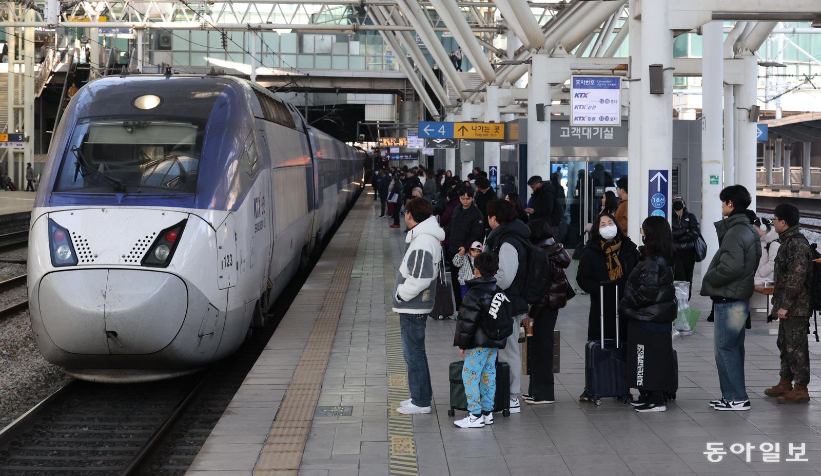 서울 중구 서울역 KTX 승강장에서 승객들이 승차를 기다리고 있다. 동아일보DB