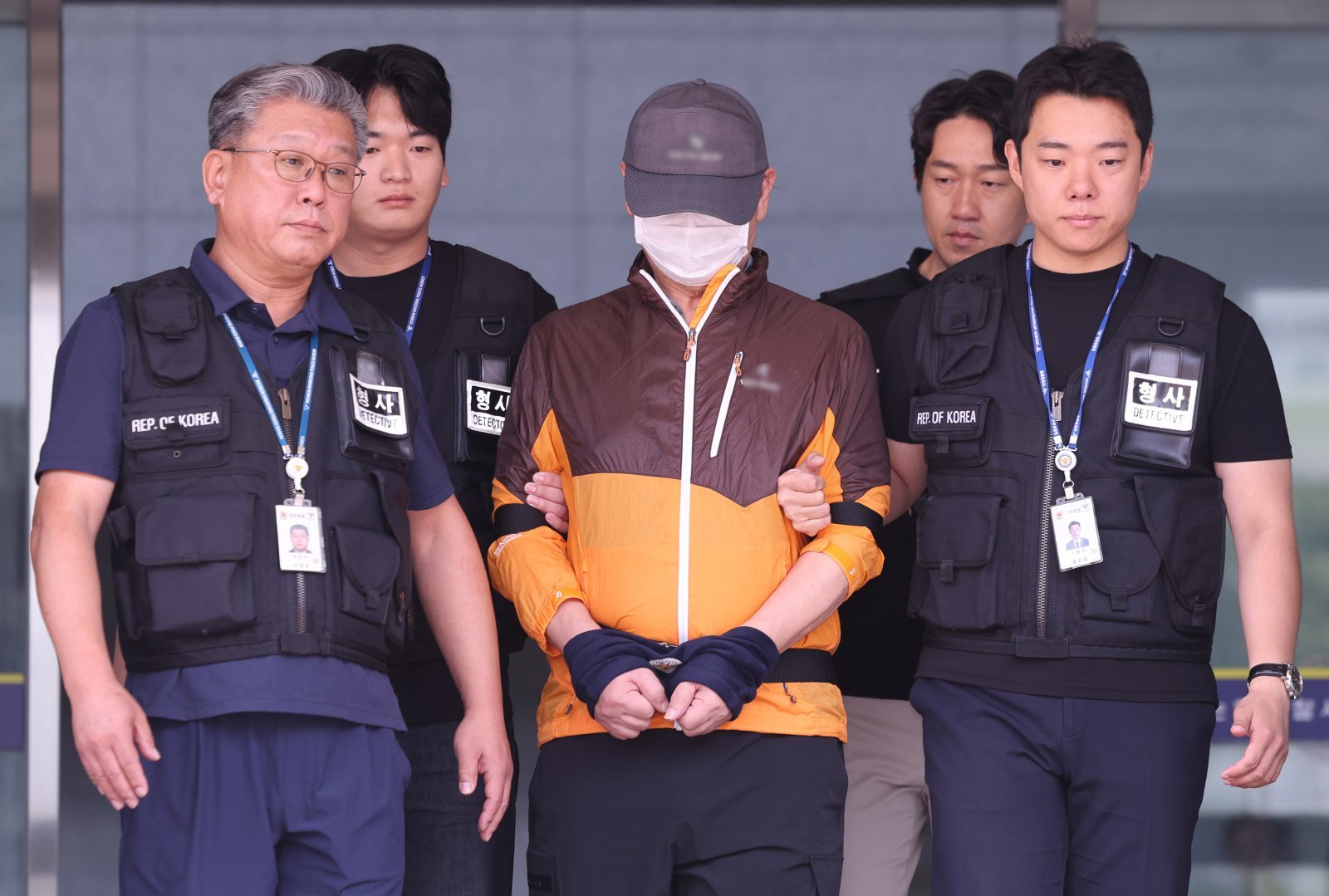 사제 총기 살해 사건 피의자 A 씨가 30일 오전 인천논현경찰서에서 검찰로 송치되고 있다. A씨는 지난 7월 20일 오후 9시 31분께 인천시 연수구 송도 아파트에서 사제 총기로 산탄을 발사해 아들 B씨를 살해한 혐의를 받고 있다. 2025.7.30/뉴스1