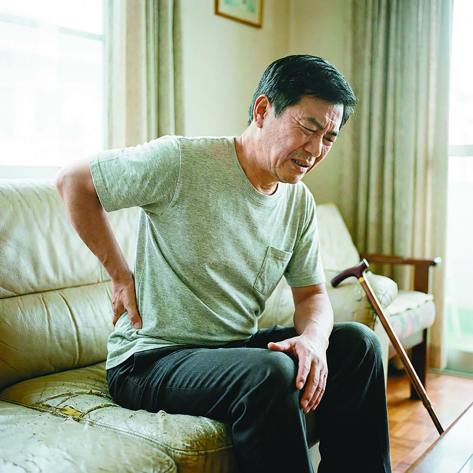 팔·엉덩이·다리처럼 통증이 느껴지는 부위와 실제 병소가 다른 경우가 흔하다. 이는 통증이 인체 신경 구조와 관련돼 있기 때문이다. 사진은 생성형 인공지능(AI) ‘Nano Banana Pro’로 생성한 이미지.