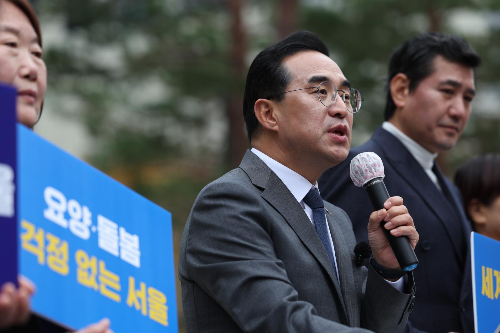 박홍근 더불어민주당 의원이 26일 서울 중구 서울시청 앞에서 내년 6월 3일 치러지는 서울시장 선거 출마 선언을 하고 있다.  2025.11.26. 뉴시스