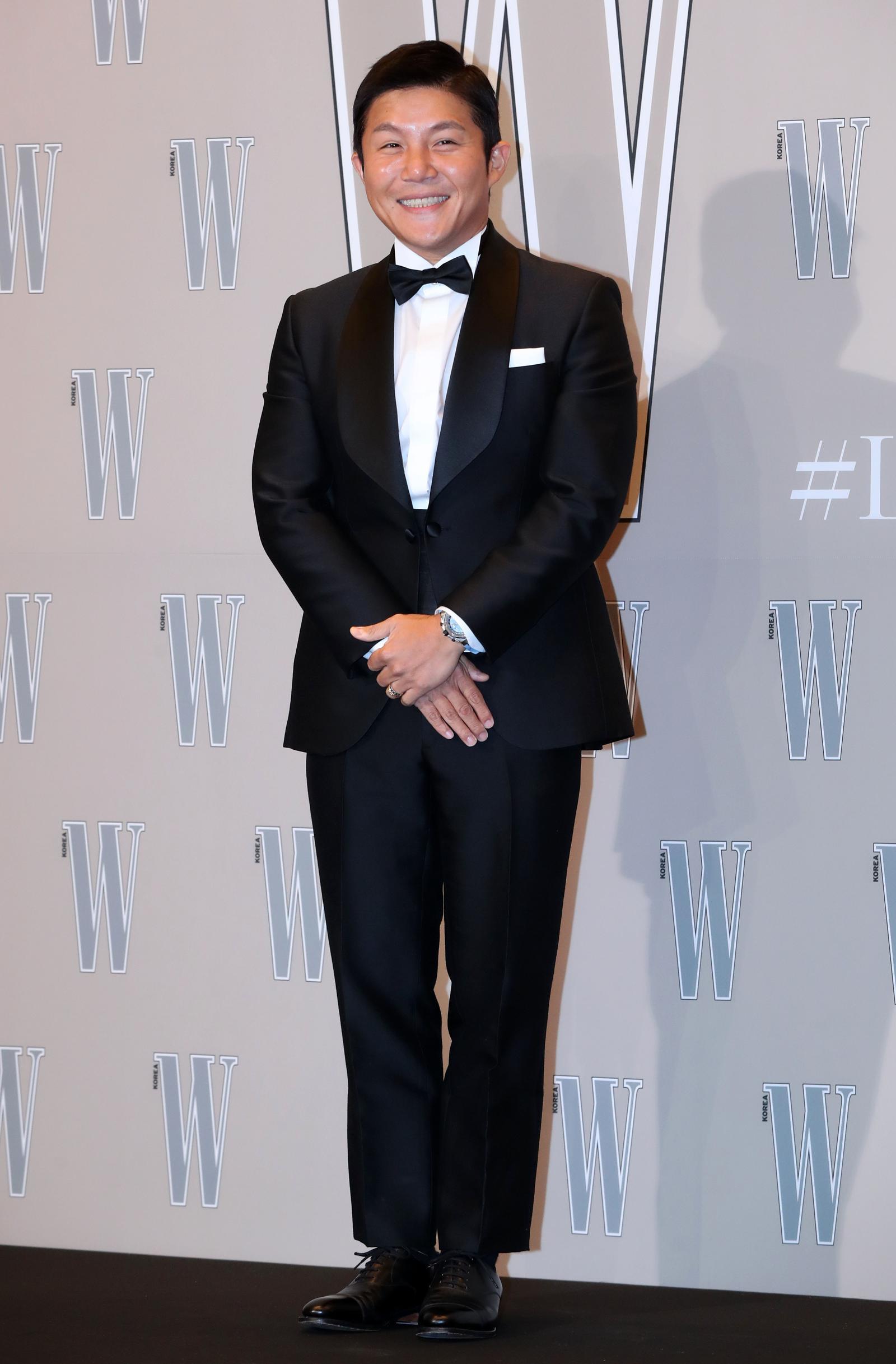 방송인 조세호가 14일 오후 서울 종로구 포시즌스호텔에서 열린 더블유 코리아 제19회 유방암 인식 향상 캠페인 자선 행사 ‘LOVR YOUR W’에서 포즈를 취하고 있다. 2024.10.14 뉴시스