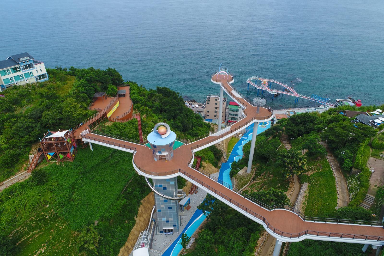 2026년 열린관광지 조성사업 공모에 선정된 동해시 도째비골스카이밸리와 해랑전망대. 동해시 제공