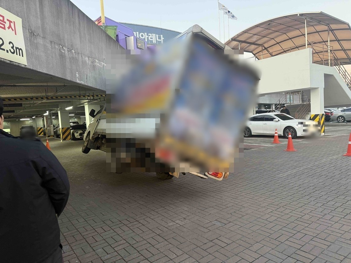 지난 8일 강원 원주 명륜동 원주종합체육관 차량 끼임 사고. 강원도소방본부 제공