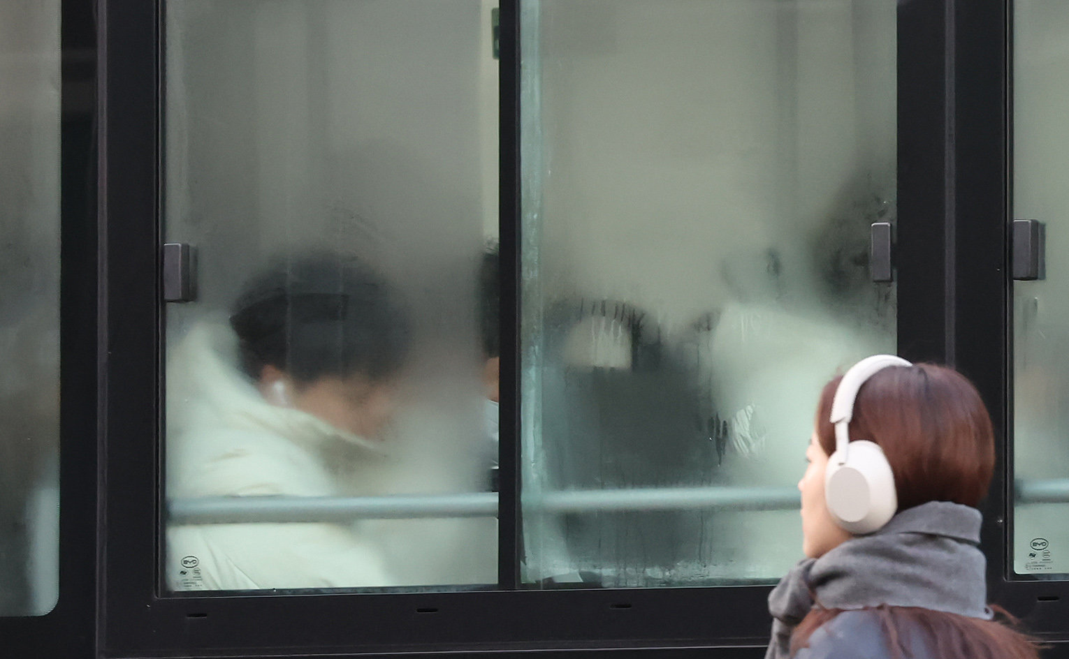 영하권의 기온을 보인 9일 오전 서울 종로구 세종대로 사거리 앞을 지나는 버스 창문에 기온차로 인한 물방울이 맺혀 있다. 2025.12.9/뉴스1