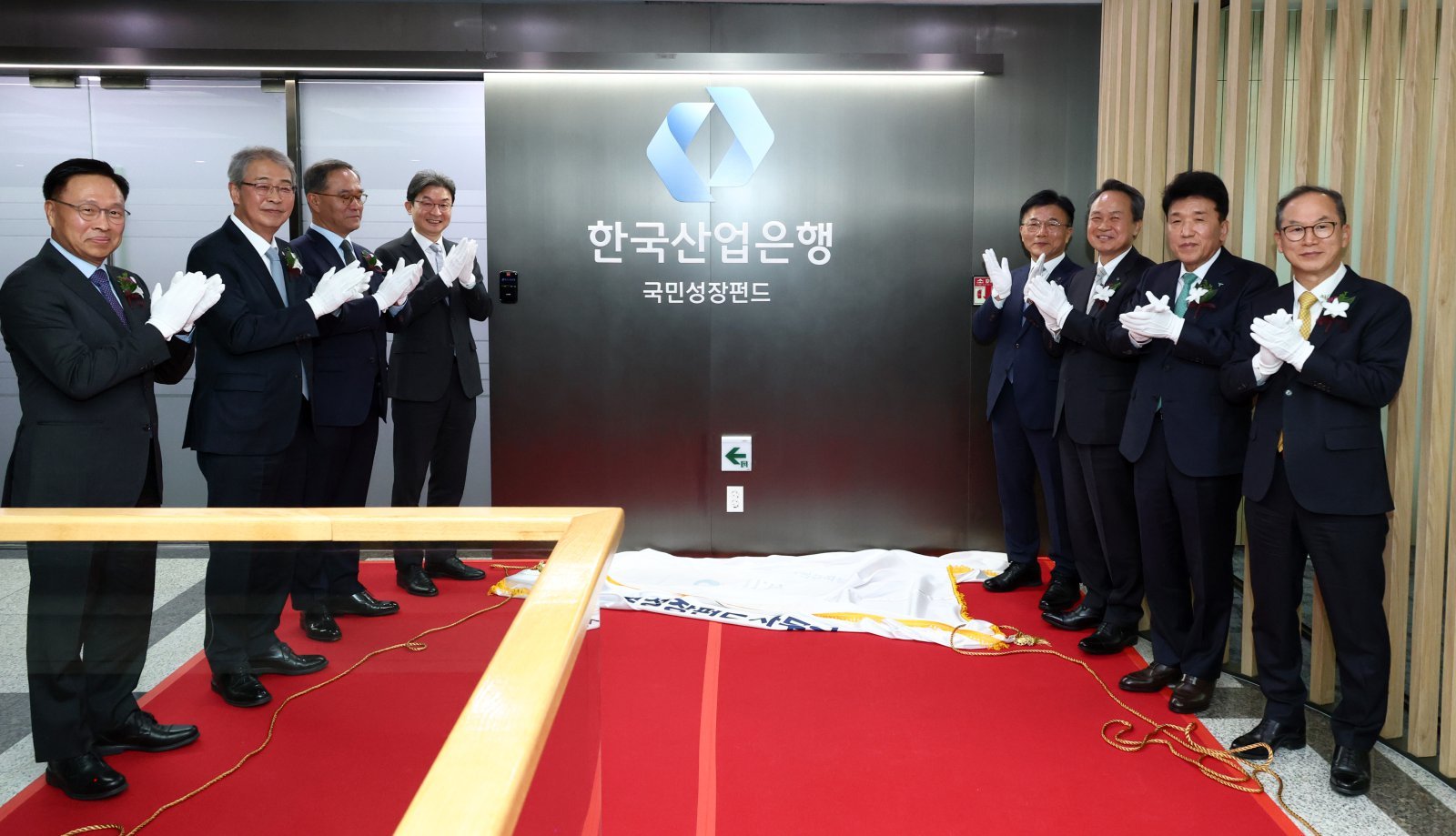 이억원(왼쪽 네번째) 금융위원장이 17일 오후 서울 여의도 산업은행 별관에서 열린 국민성장펀드 사무국 현판식에서 박상진 산업은행 회장 및 5대 금융지주 회장과 현판식을 마치고 기념촬영을 하고 있다. (공동취재) 2025.11.17 [서울=뉴시스]