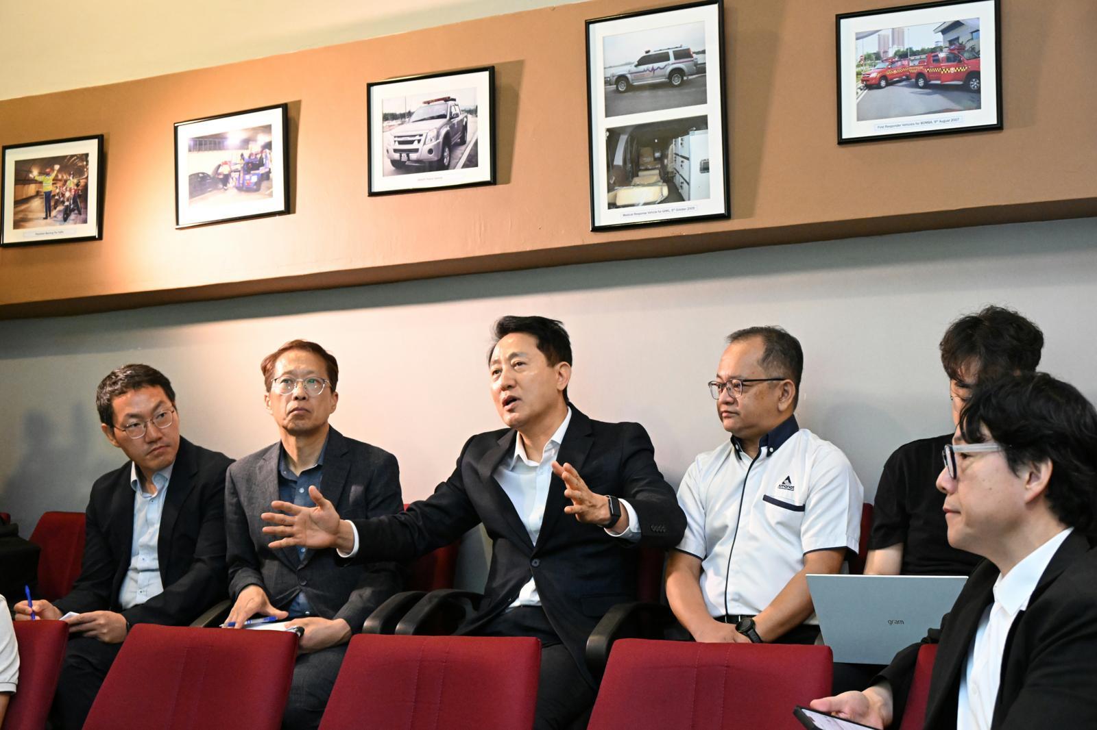 오세훈 서울시장이 8일(현지시간) 쿠알라룸푸르 복합터널 ‘SMART’를 방문해 현장 관계자와 운영 현황에 대해 이야기 나누고 있다. (서울시 제공) 뉴스1