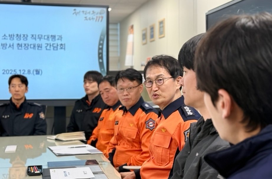 김승룡 소방청장 직무대행이 8일 서울 영등포소방서를 방문하여 구급대원 등 현장대원들을 격려하고 애로사항을 청취하고 있다.