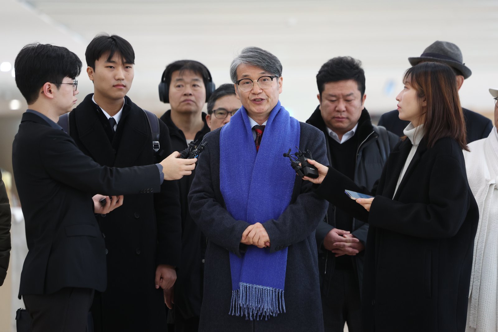 최재영 목사가 9일 서울 종로구 김건희특검팀(특별검사 민중기)에서 열리는 ‘디올백 수수 의혹’ 관련 참고인 조사에 출석하고 있다.    최 목사는 지난 2022년 9월 당시 영부인 김건희 여사에게 300만원 상당의 디올백을 선물하고 이 과정을 몰래 촬영해 인터넷에 유포한 바 있다. 2025.12.09. 뉴시스