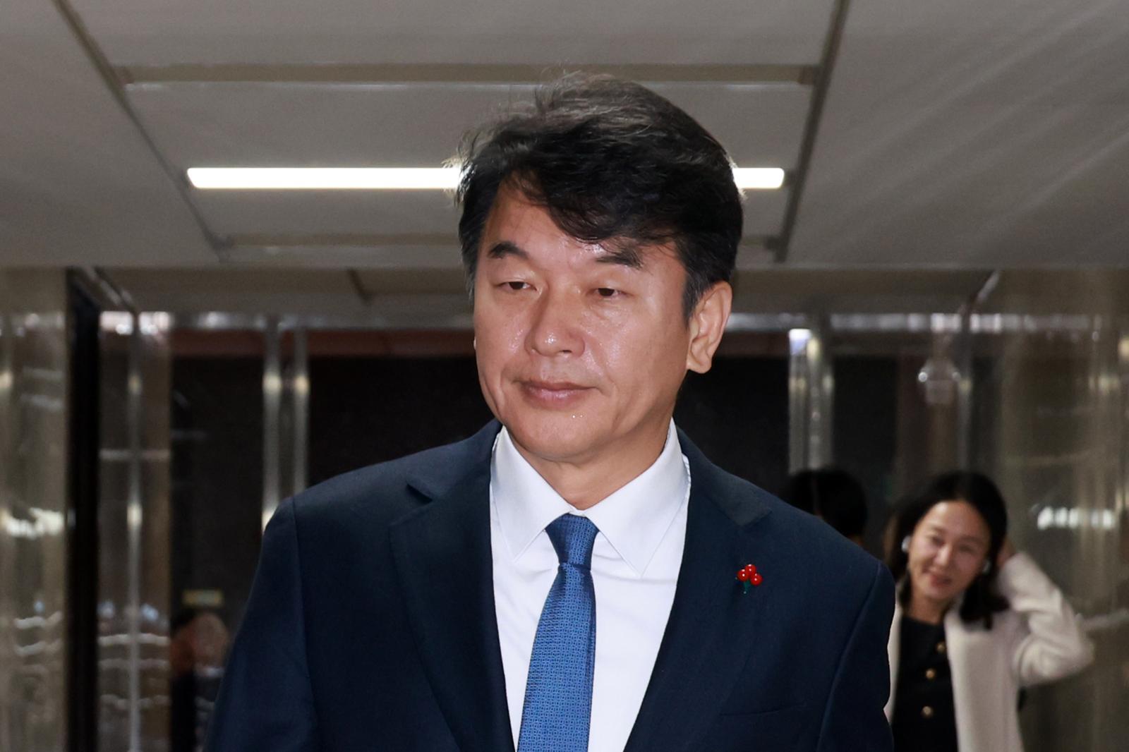 문진석 더불어민주당 원내운영수석부대표가 8일 서울 여의도 국회에서 열린 의원총회에 참석하고 있다. 2025.12.08. 뉴시스