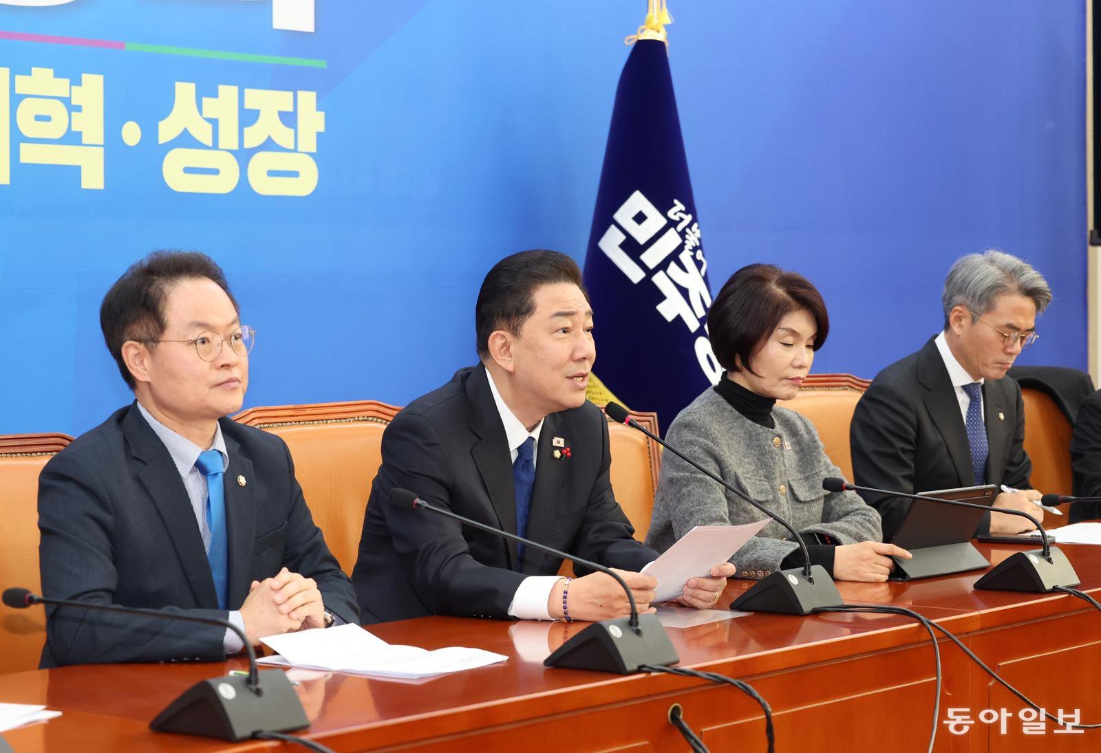 9일 오전 국회 본청에서 김병기 원내대표가 주재하는 민주당 원내대책회의가 열렸다. 장승윤 기자 tomato99@donga.com