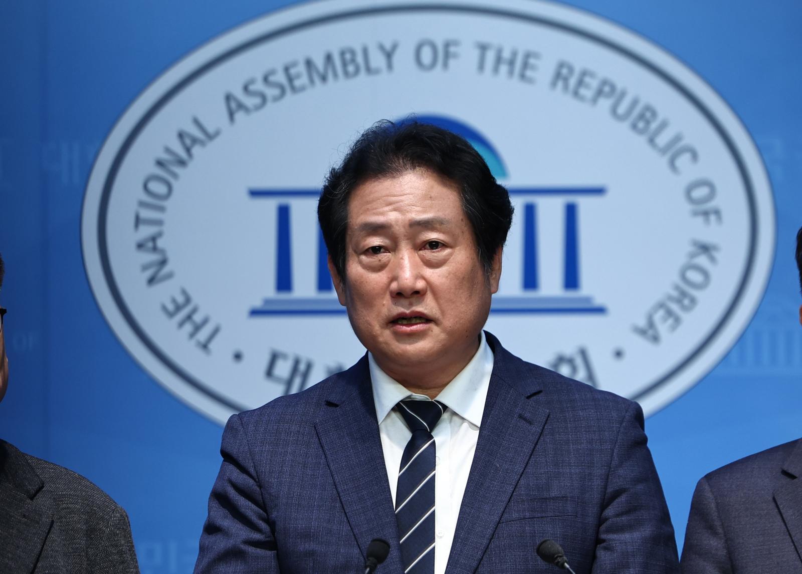 유동철 더불어민주당 부산 수영구 지역위원장이 9일 오전 서울 여의도 국회 소통관에서 기자회견을 열고 최고위원 보궐선거 출마를 선언하고 있다. 뉴시스