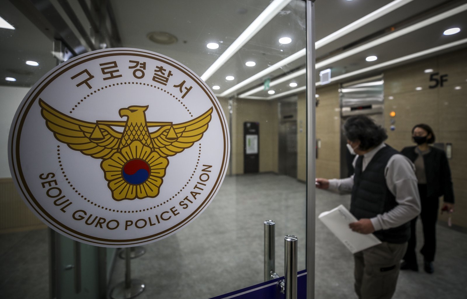 29일 오전 서울 구로구 신도림테크노마트로 이전한 구로경찰서에서 민원인들이 이동하고 있다. 경찰에 따르면 구로경찰서는 지어진 지 40여 년이 지나 단열, 방음 등의 문제로 시설 신축공사를 위해 기존 청사에서 신도림테크노마트 5층으로 이전했다. 2022.12.29 뉴시스