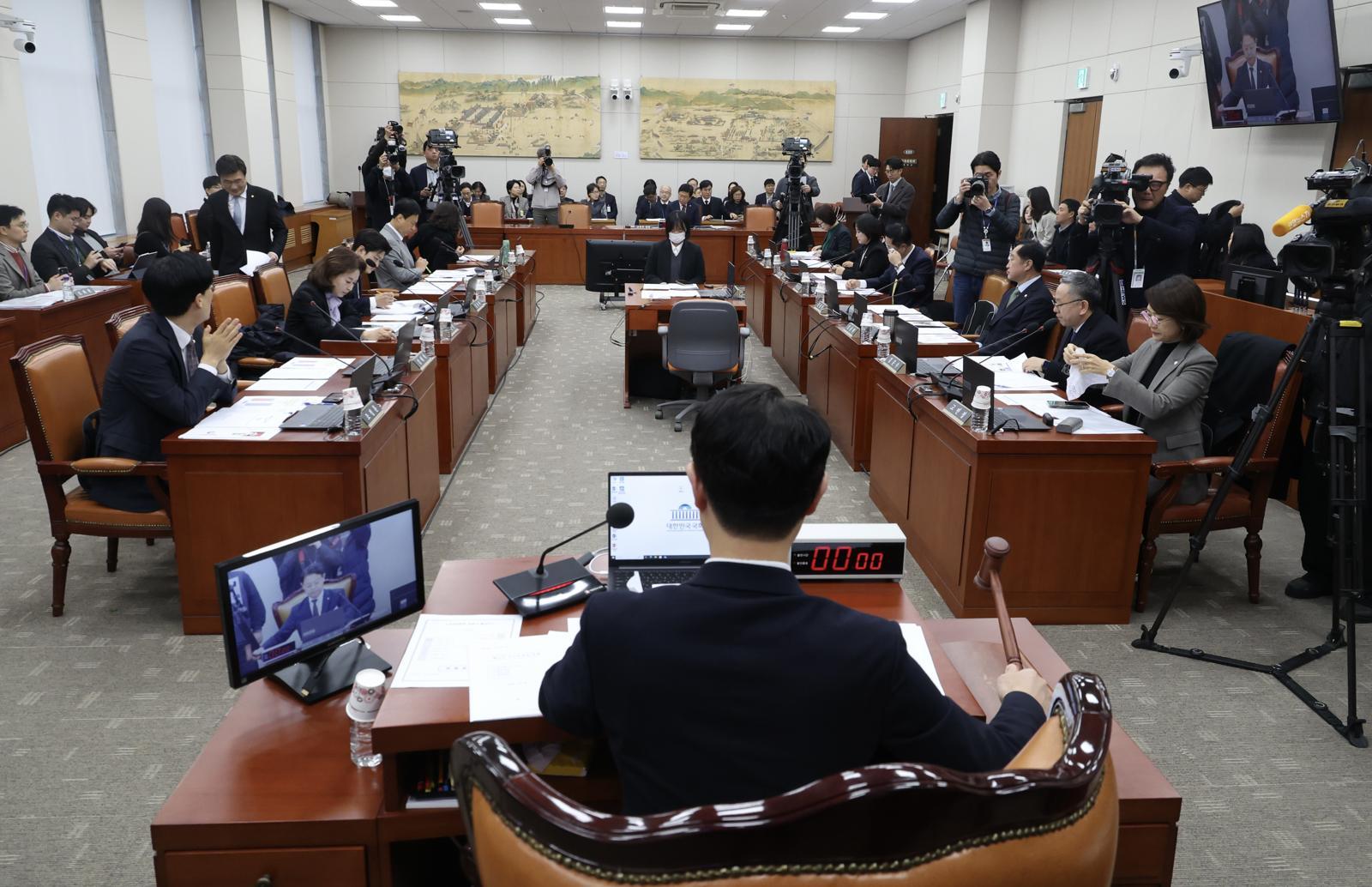 김영호 국회 교육위원장이 9일 오전 서울 여의도 국회에서 열린 교육위원회 전체회의에서 의사봉을 두드리고 있다. 2025.12.09. [서울=뉴시스]