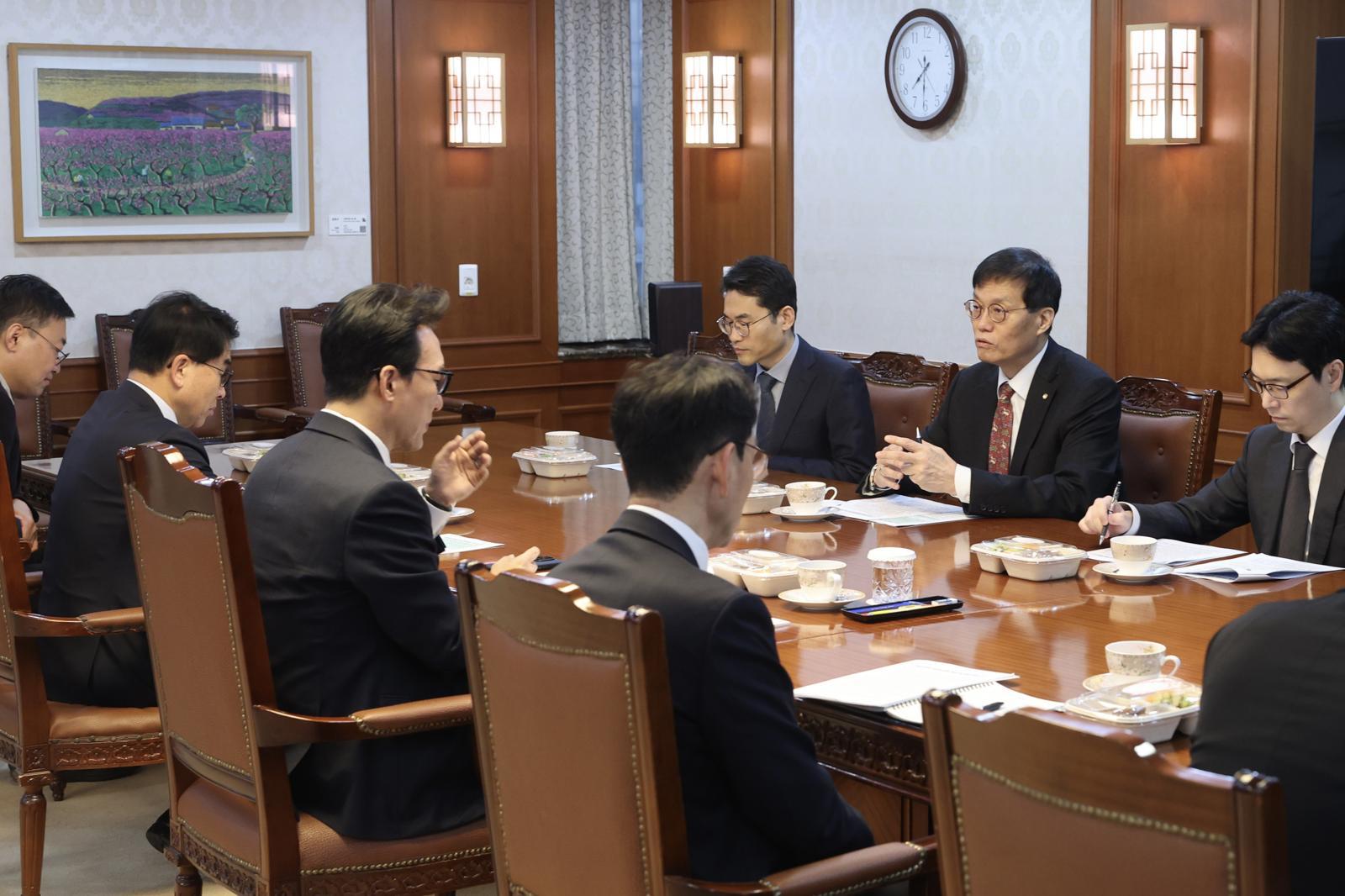 김민석 국무총리와 이창용 한국은행 총재가 9일 오전 서울 종로구 정부서울청사 국무총리 집무실에서 경제현안 간담회를 갖고 있다. (총리실 제공) 2025.12.9/뉴스1