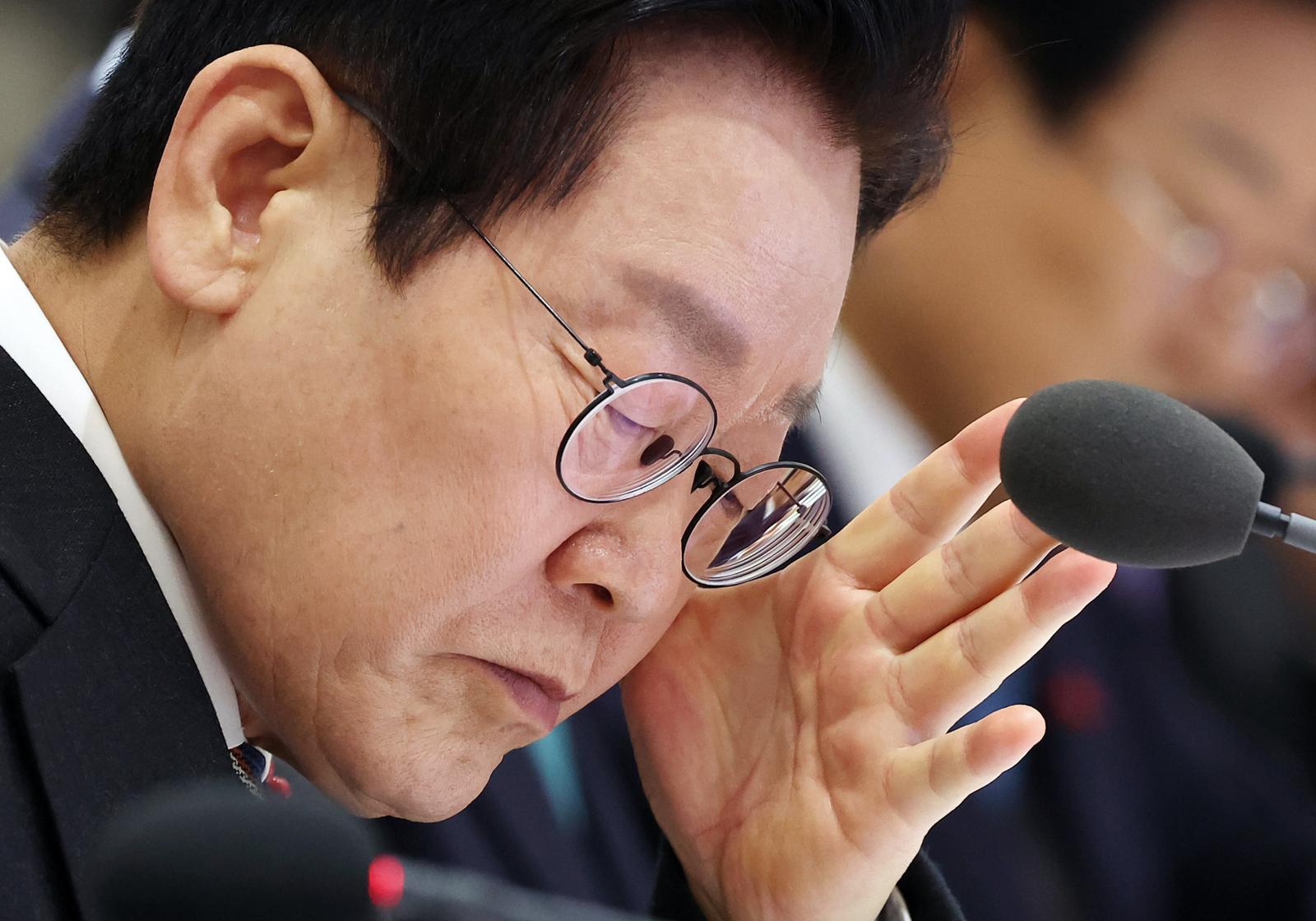 이재명 대통령이 9일 서울 용산 대통령실 청사에서 열린 국무회의에서 자료를 살펴보고 있다. (대통령실통신사진기자단) 2025.12.09. 뉴시스