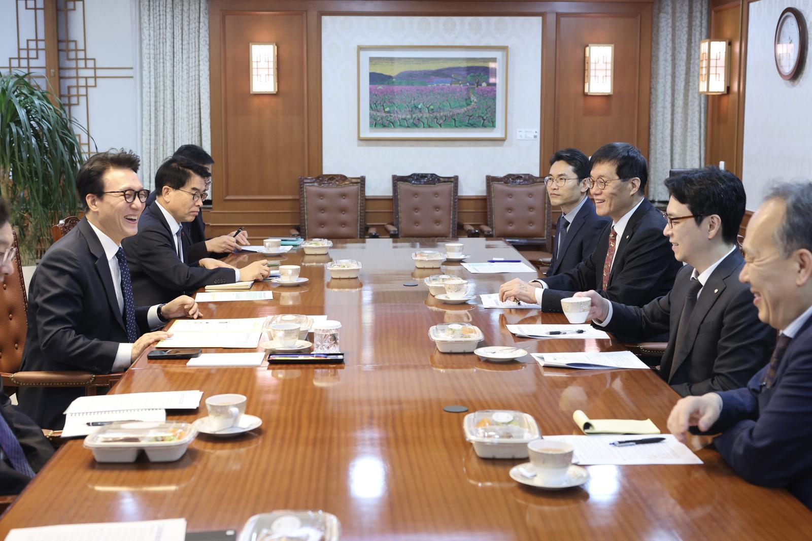 김민석 국무총리와 이창용 한국은행 총재가 9일 오전 서울 종로구 정부서울청사 국무총리 집무실에서 경제현안 간담회를 갖고 있다. (총리실 제공) 2025.12.9/뉴스1