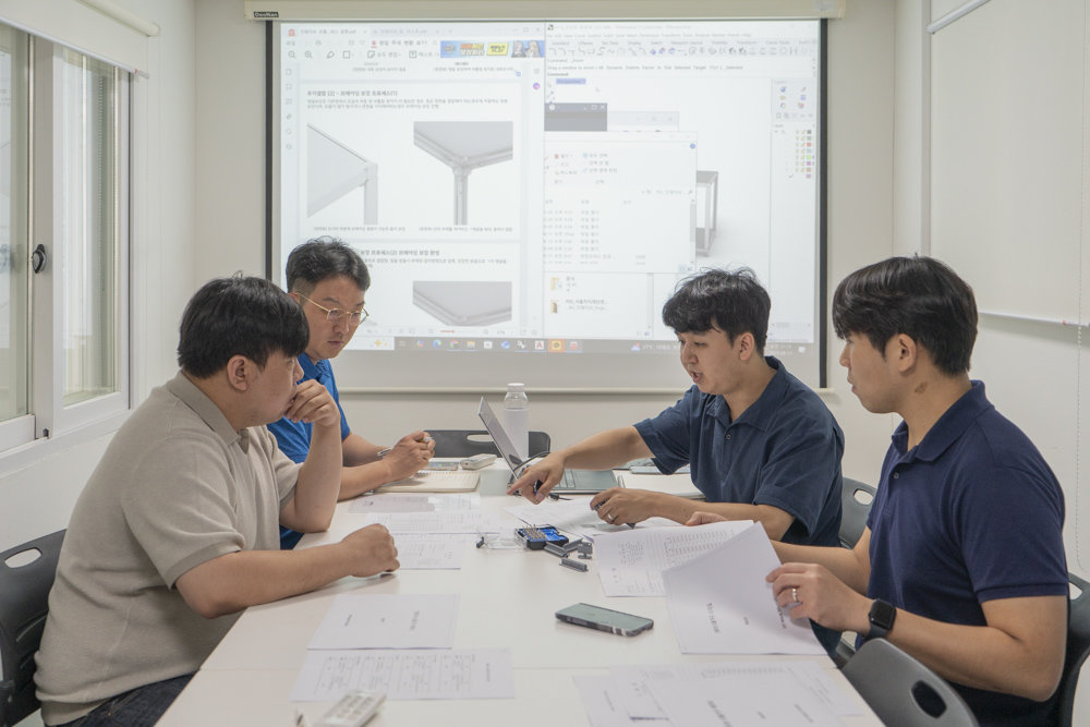 김진규 닷웨이브 대표(우측에서 두 번째)가 멘토과 제품 제조 관련 논의를 하고 있다 / 출처=IT동아