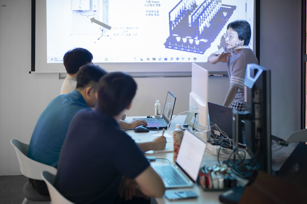 고형선 포부 대표가 멘토들에게 조언받기에 앞서 제품 구동 방법 등을 설명 중이다 / 출처=IT동아