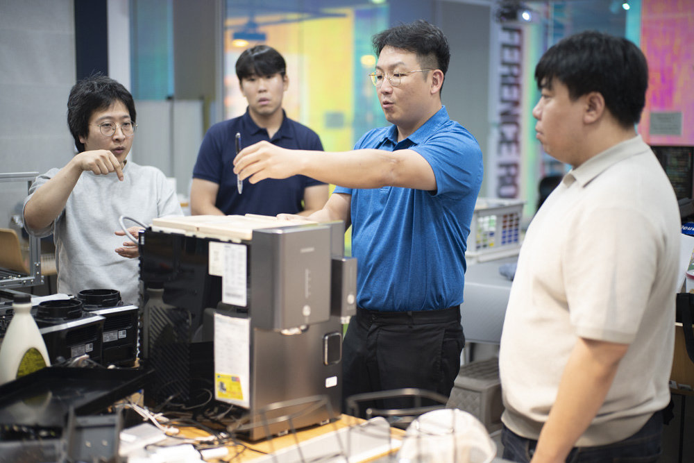 멘토들이 상용 제품을 역설계하는 방법과 관련해 조언을 하고 있다 / 출처=IT동아