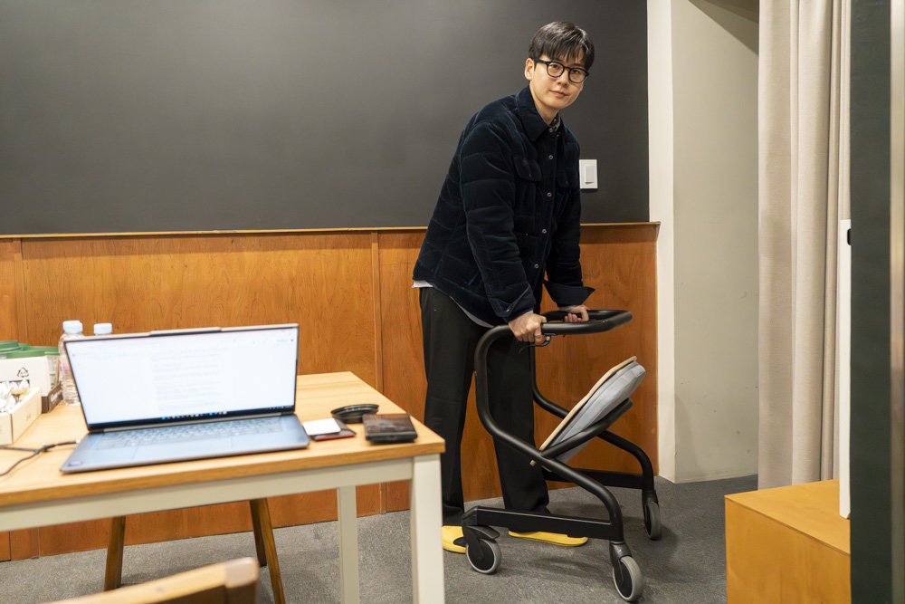 윤태현 유니움 대표가 직접 제작한 보행보조기구를 소개 중이다 / 출처=IT동아