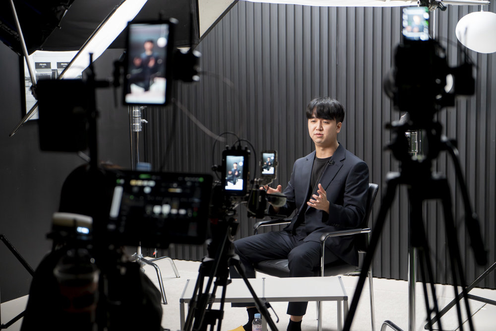 김진규 대표가 마케팅 지원 관련 영상 촬영에 참여하고 있다 / 출처=IT동아