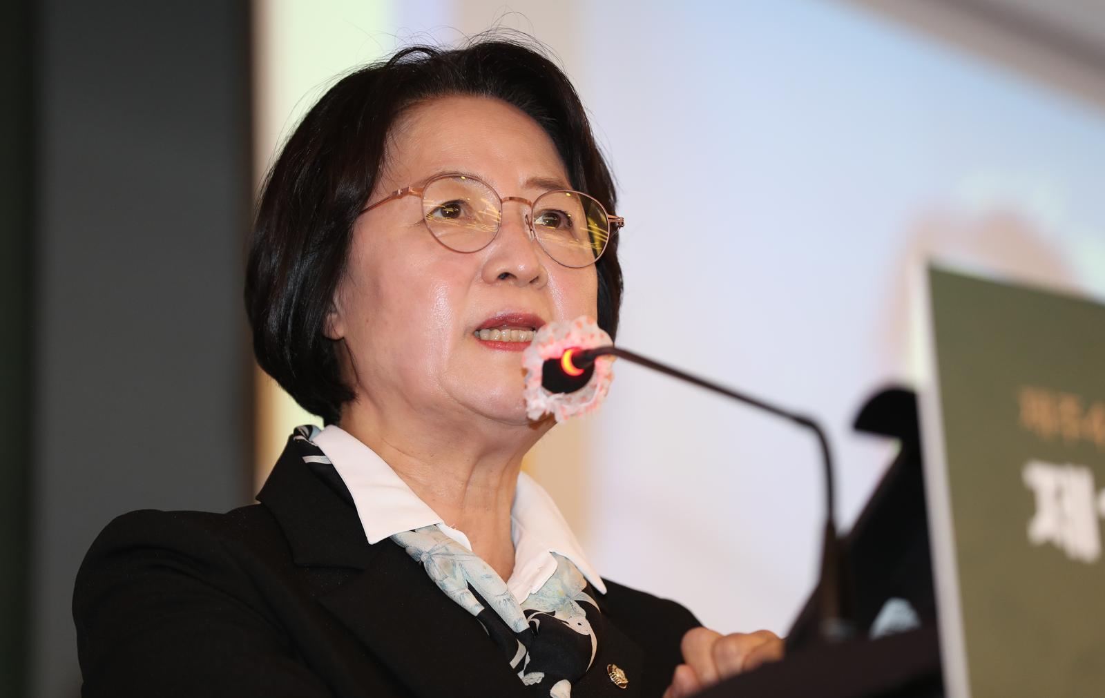 추미애 국회 법제사법위원장이 13일 오후 제주시 연동 제주썬호텔에서 열린 ‘제15회 제주 4.3평화포럼’에서 기조연설을 하고 있다.   추 위원장은 1999년 제주4.3의 억울한 희생이 담긴 수형인명부를 최초로 공개하며 제주4.3 진상규명에 크게 기여했다. 2025.11.13. 뉴시스