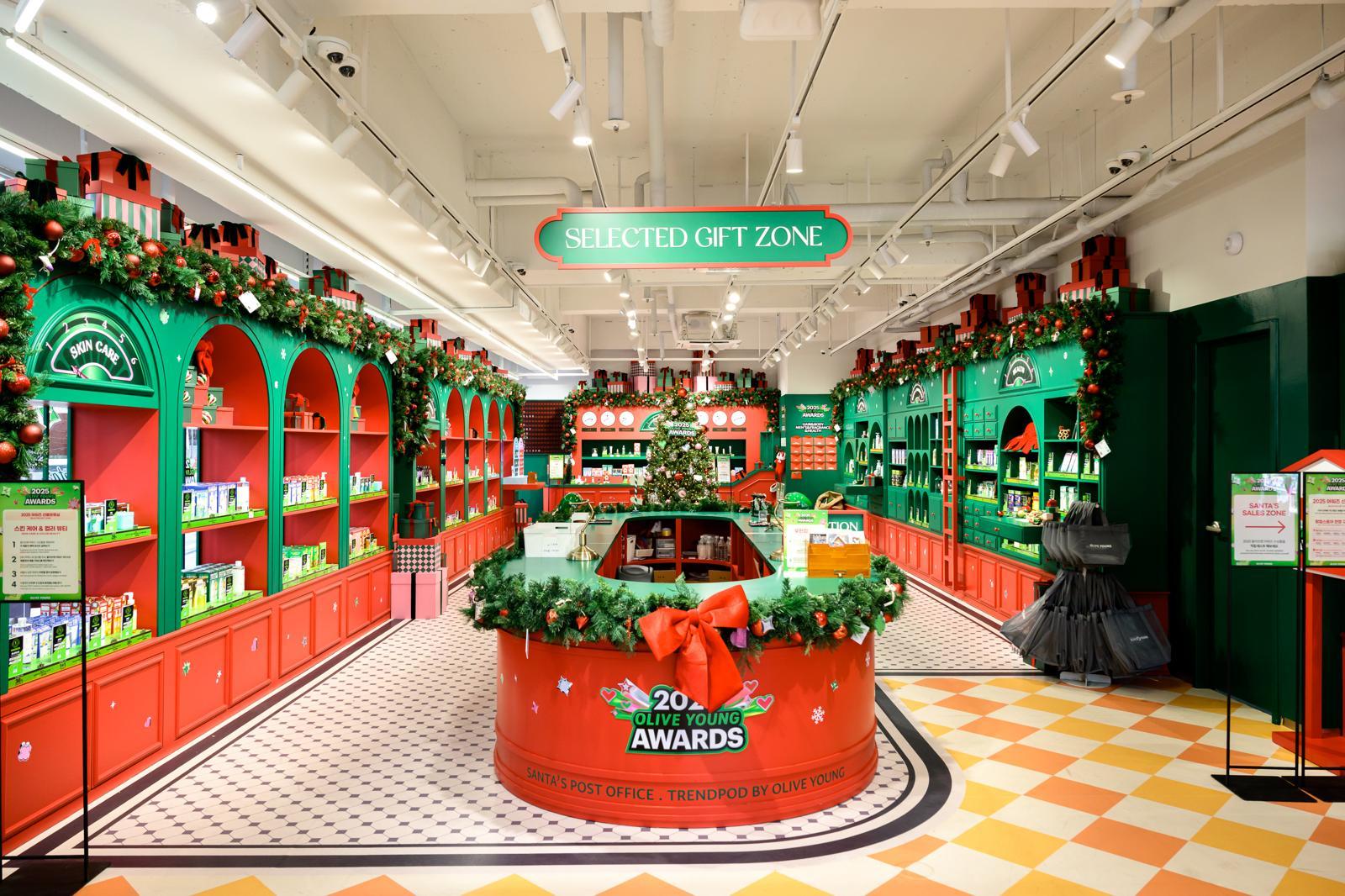 ‘2025 올리브영 어워즈’를 기념하여 꾸며진 ‘트렌드팟 바이 올리브영홍대’ 내부 전경. CJ올리브영 제공.
