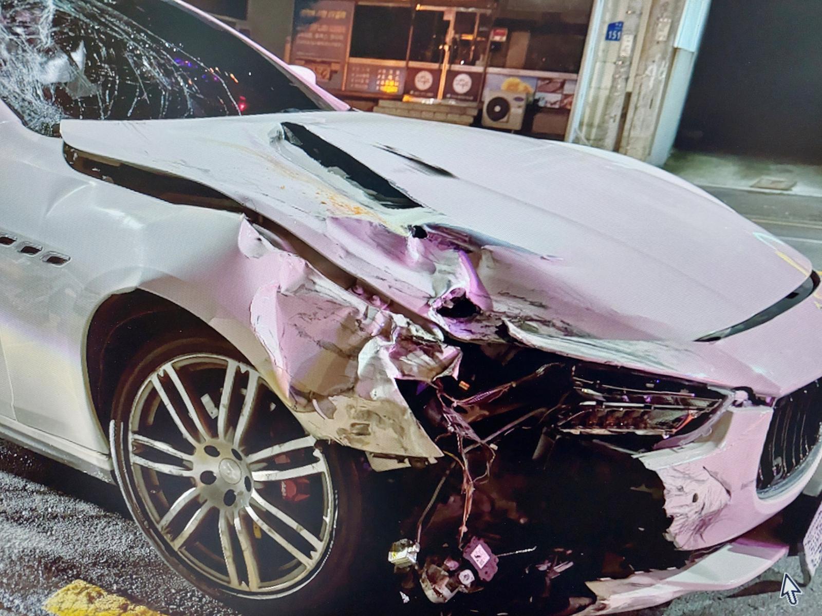 광주 서구 화정동 한 도로에서 서울 소재 법인 명의의 마세라티가 앞서가던 오토바이를 들이받아 2명의 사상자가 발생했다. 사진은 사고가 난 마세라티의 모습. (독자제공) 2024.9.27/뉴스1