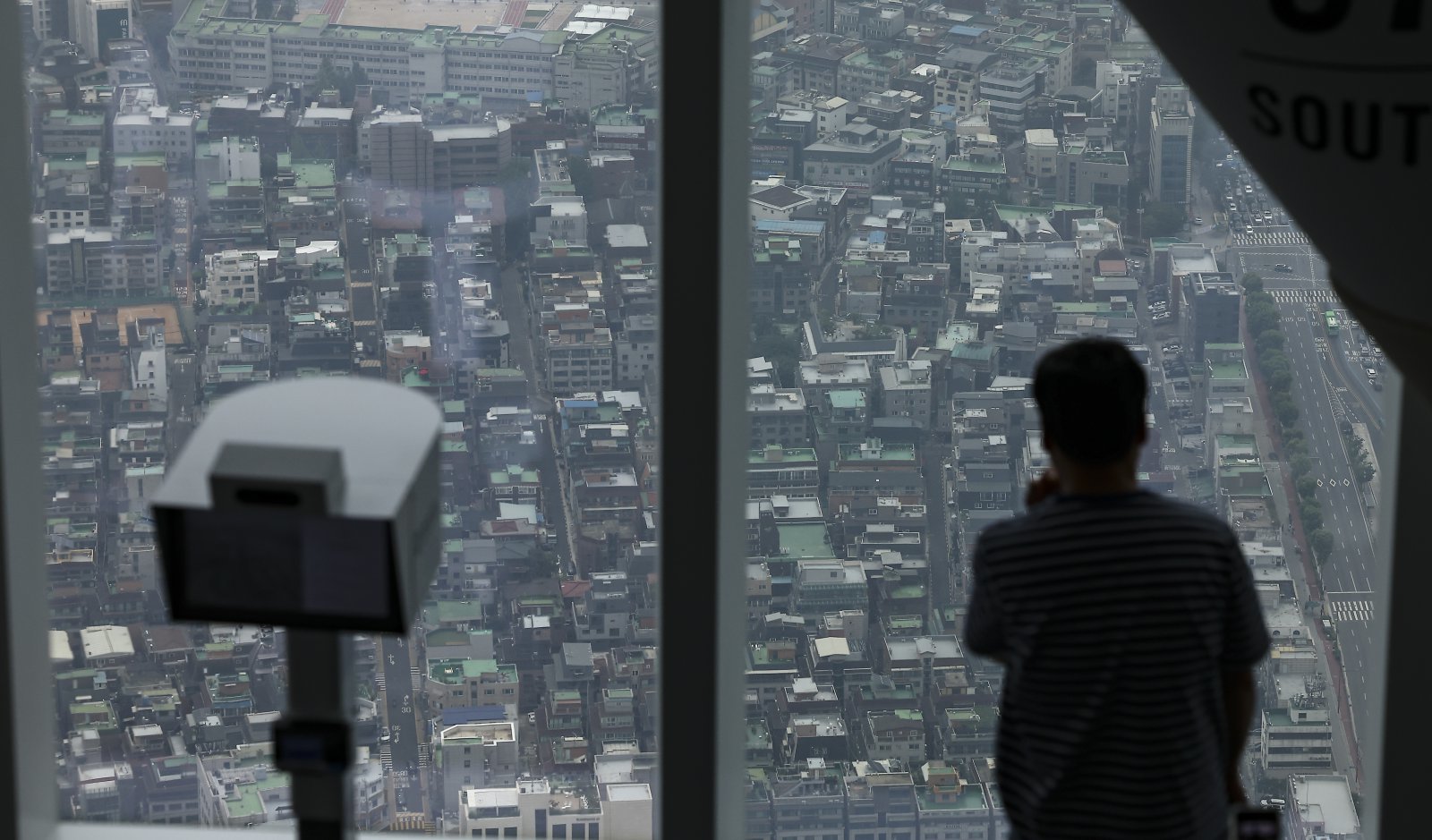 6일 서울 송파구의 롯데월드타워 스카이라운지에서 다가구·다세대·연립주택이 보이고 있다.    6일 국토교통부 주택건설실적통계에 따르면 올해 1∼5월 서울 내 다가구·다세대·연립주택 준공은 1천813가구로, 작년 같은 기간(2천945가구)보다 38.4% 감소했다. 4년 전인 2021년 1∼5월(1만517가구)과 비교해 입주 물량은 6분의 1로 줄었다. 서울 다가구·다세대·연립주택은 2020∼2023년 매년 2만2천∼2만5천가구씩 준공됐지만, 2023년 1만4천124가구, 작년엔 6천512가구로 급감했다. 2025.07.06. [서울=뉴시스]