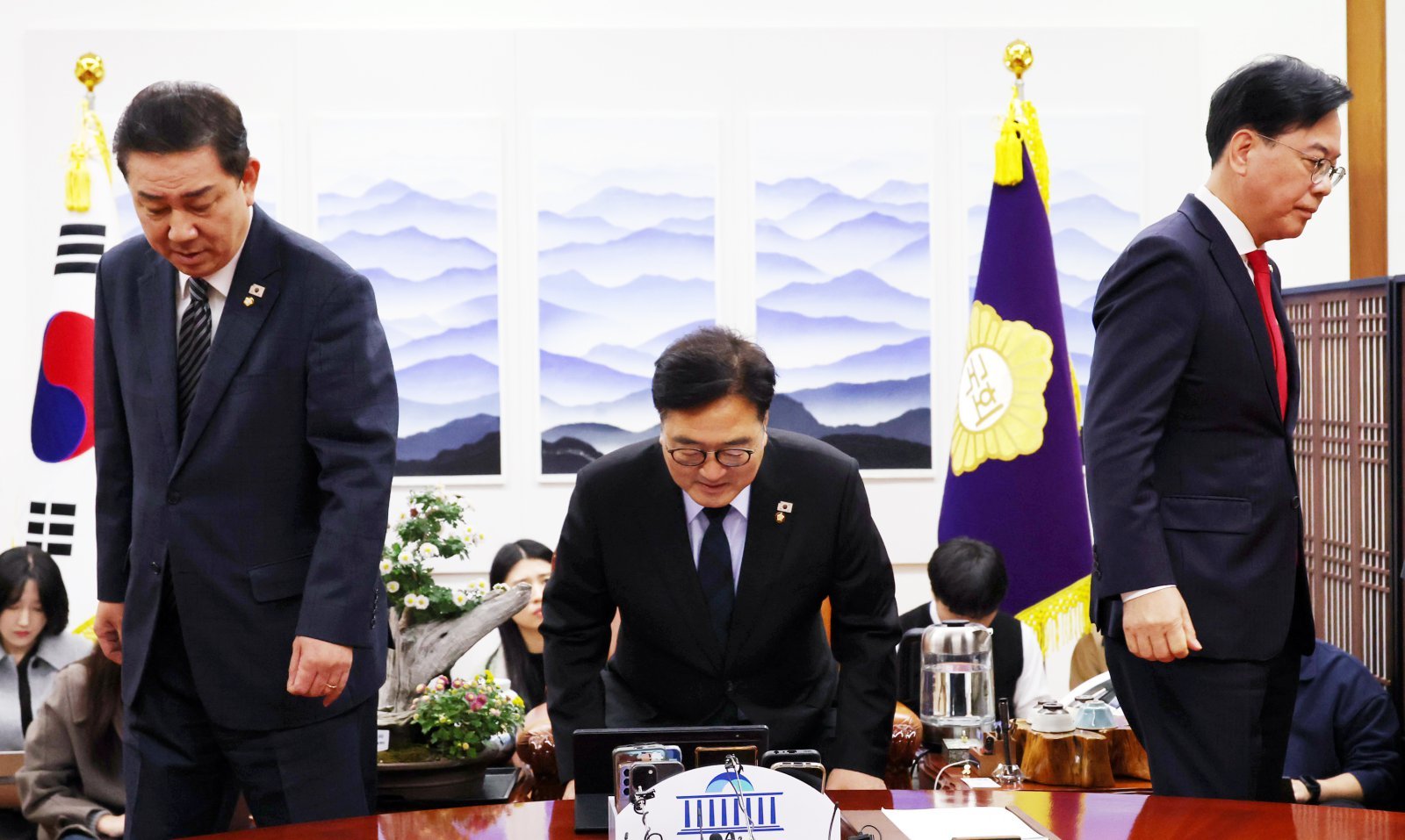 김병기 더불어민주당 원내대표와 송언석 국민의힘 원내대표가  27일 오전 서울 여의도 국회에서 열린 여야 원내대표 회동에 참석해 기념촬영을 마치고 자리로 향하고 있다. (공동취재) 2025.11.27 [서울=뉴시스]