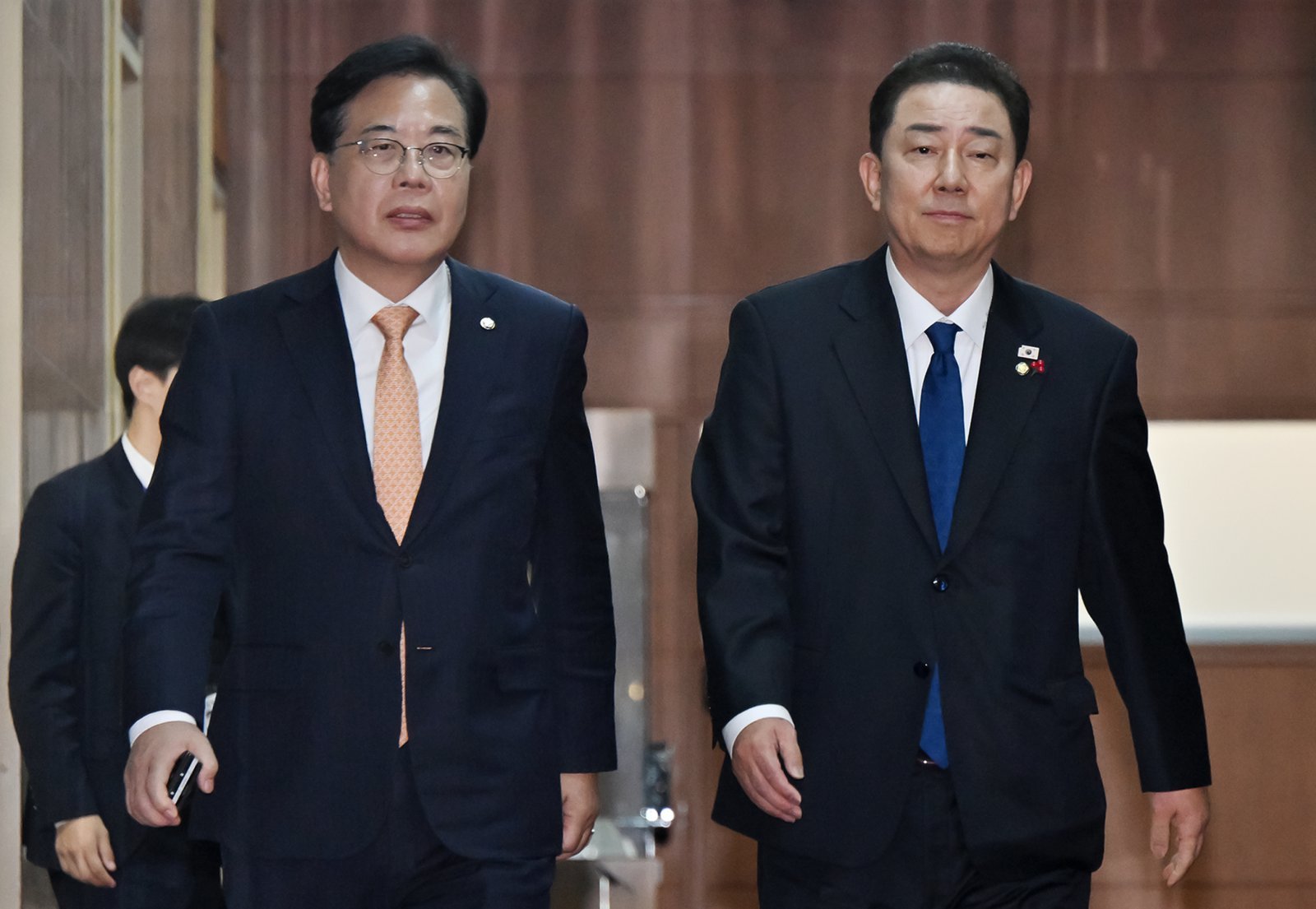 김병기(오른쪽) 더불어민주당 원내대표와 송언석 국민의힘 원내대표가 9일 서울 여의도 국회에서 우원식 국회의장과 회동을 가진 뒤 의장실을 나서고 있다. (공동취재) 뉴시스