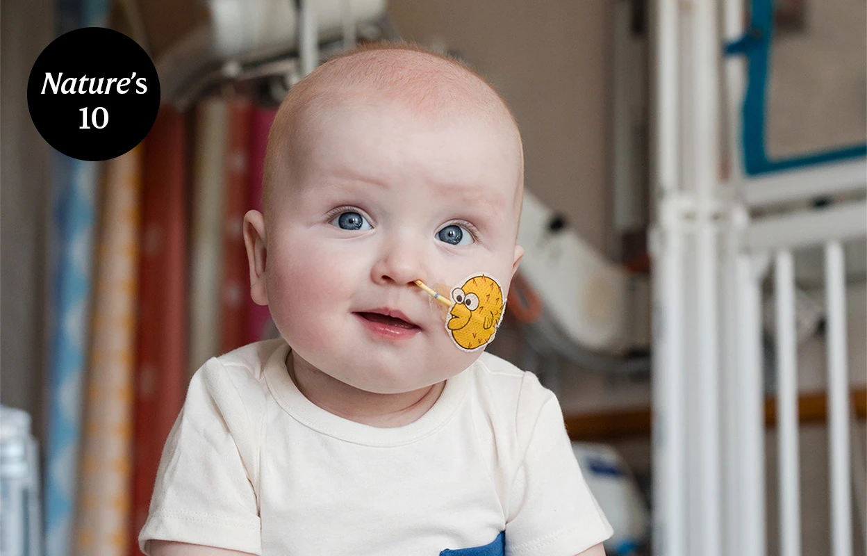 네이처가 올해 과학계 화제의 인물 10인으로 꼽은 아기 KJ 멀둔. 체내 단백질을 제대로 분해하지 못하는 희귀 질환을 앓고 있던 멀둔은 생후 6개월에 크리스퍼 유전자 가위 치료를 받아 병을 극복했다. 네이처, 미국 필라델피아 병원 제공