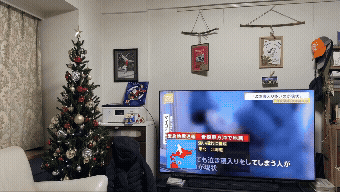 크리스마스를 앞두고 장식해 둔 트리와 포스터가 좌우로 강하게 흔들리고 있다. TV도 쓰러질듯 조금씩 흔들리고 있다. 스레드 @ichiro.i