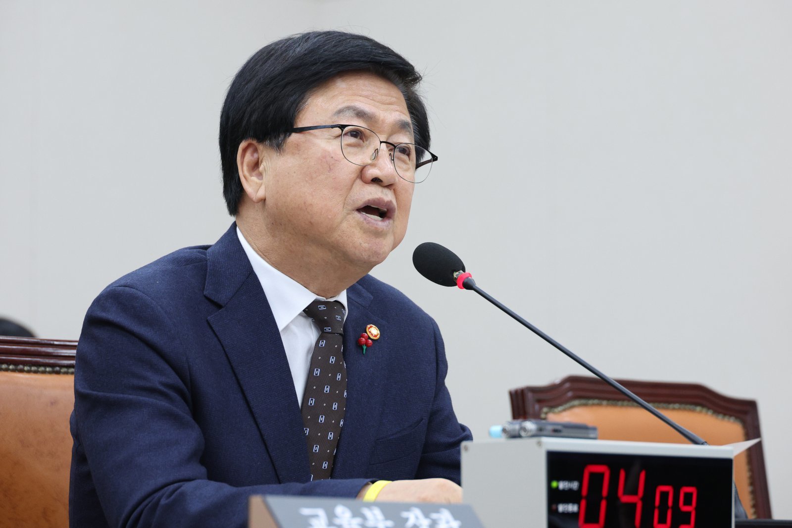 최교진 교육부 장관이 9일 서울 여의도 국회에서 교육위원회 전체회의에서 의원 질의에 답변하고 있다. 2025.12.9/뉴스1