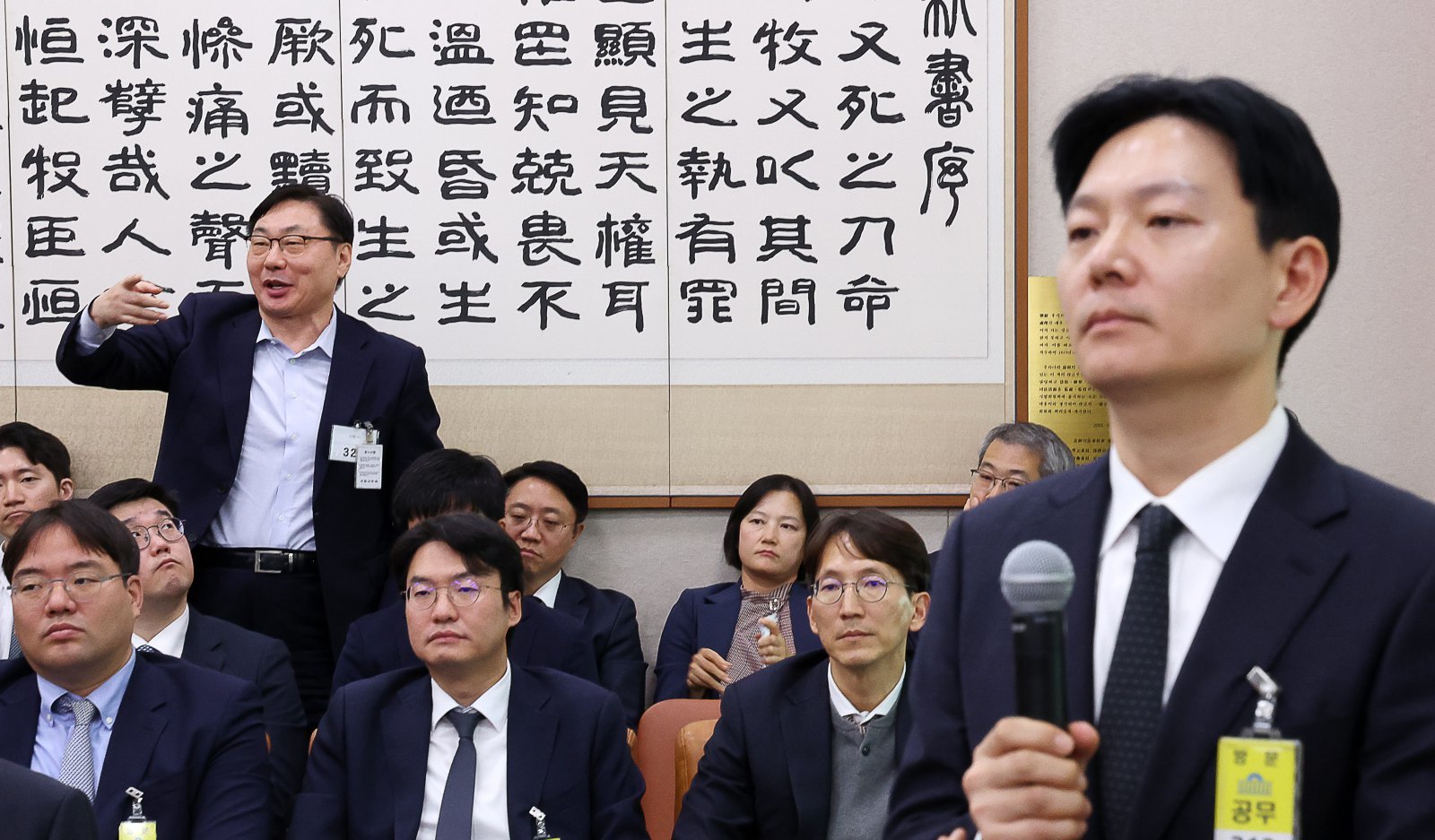 이화영 전 경기도 평화부지사가 23일 오전 서울 여의도 국회 법제사법위원회에서 열린 서울고등검찰청-서울중앙지방검찰청 등에 대한 국정감사에서 자신의 대북 송금 사건을 수사했던 박상용 법무연수원 교수 질의 도중 발언권을 요청하고 있다. 2025.10.23. [서울=뉴시스]