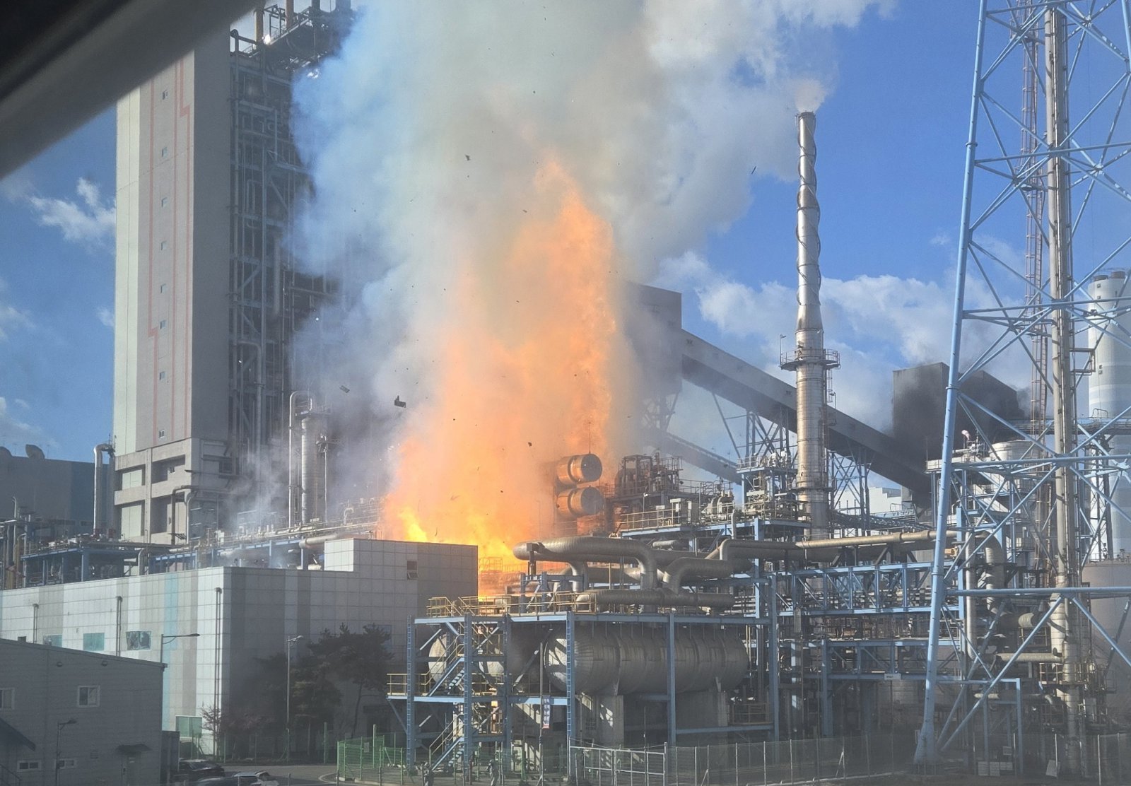 충남 태안군 원북면에 위치한 한국서부발전 태안화력발전소 후문쪽에서 9일 오후 2시42분께 폭발사고가 나 불길이 치솟고 있다. (사진=독자 제공) 2025.12.09 태안=뉴시스