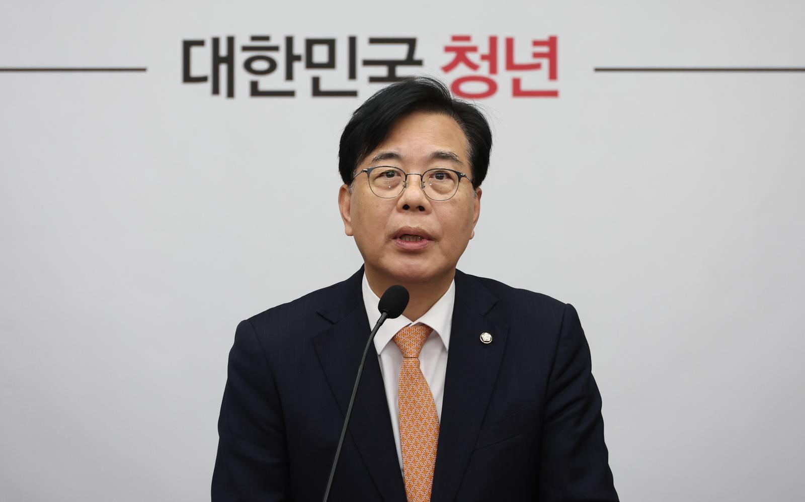 송언석 국민의힘 원내대표가 9일 서울 여의도 국회에서 열린 의원총회에서 발언을 하고 있다. 2025.12.09. 뉴시스