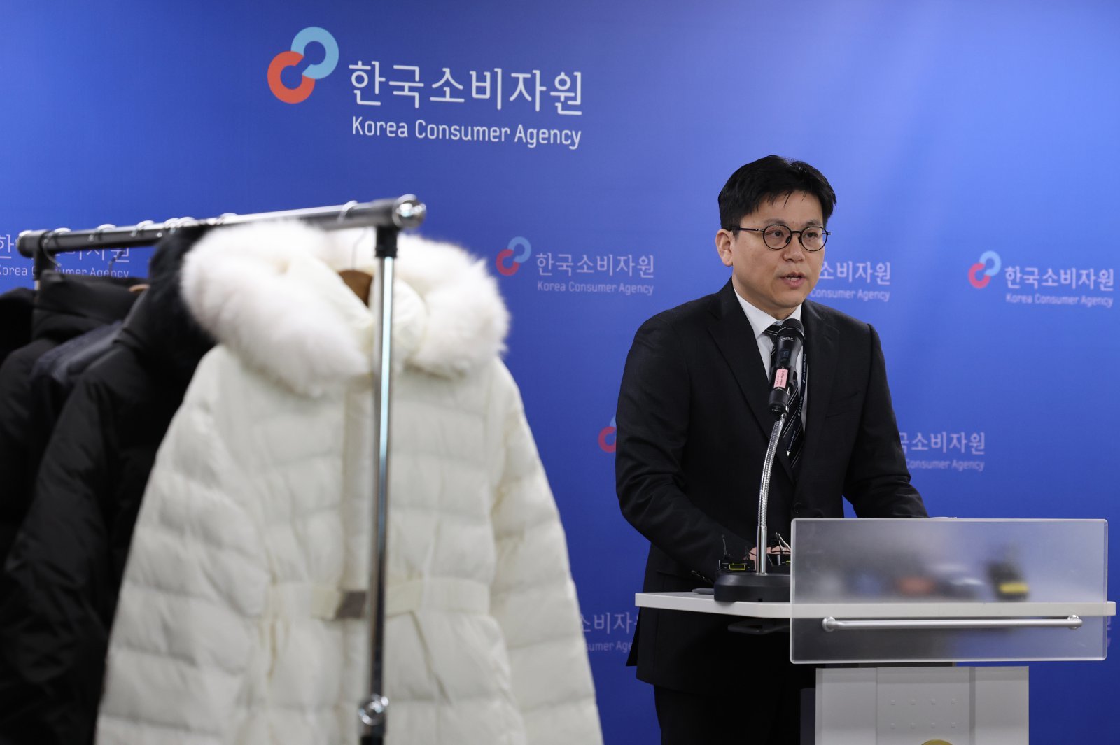 박용희 한국소비자원 생활환경시험국 섬유신소재팀장이 9일 오전 서울 송파구 한국소비자원 서울강원지원에서 부적합 구스다운 패딩 관련 브리핑을 하고 있다.   한국소비자원이 시중에 판매중인 구스다운 24개 제품을 시험한 결과 5개 제품에서 거위털 함량이 제품 품질 기준에 부적합했고 2개 제품은 온라인 판매 정보(거위)와 실제 판매 정보(오리) 표시가 다른 것으로 나타났다. 뉴시스