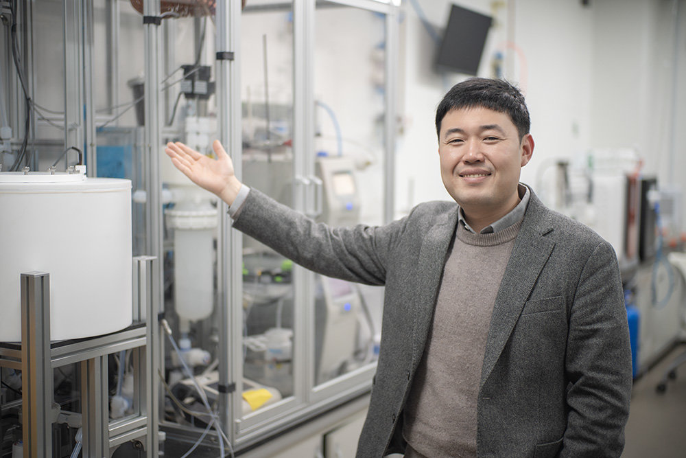 곽동빈 대표가 실제 제작된 에어로졸 모니터링 장비를 소개 중이다 / 출처=IT동아