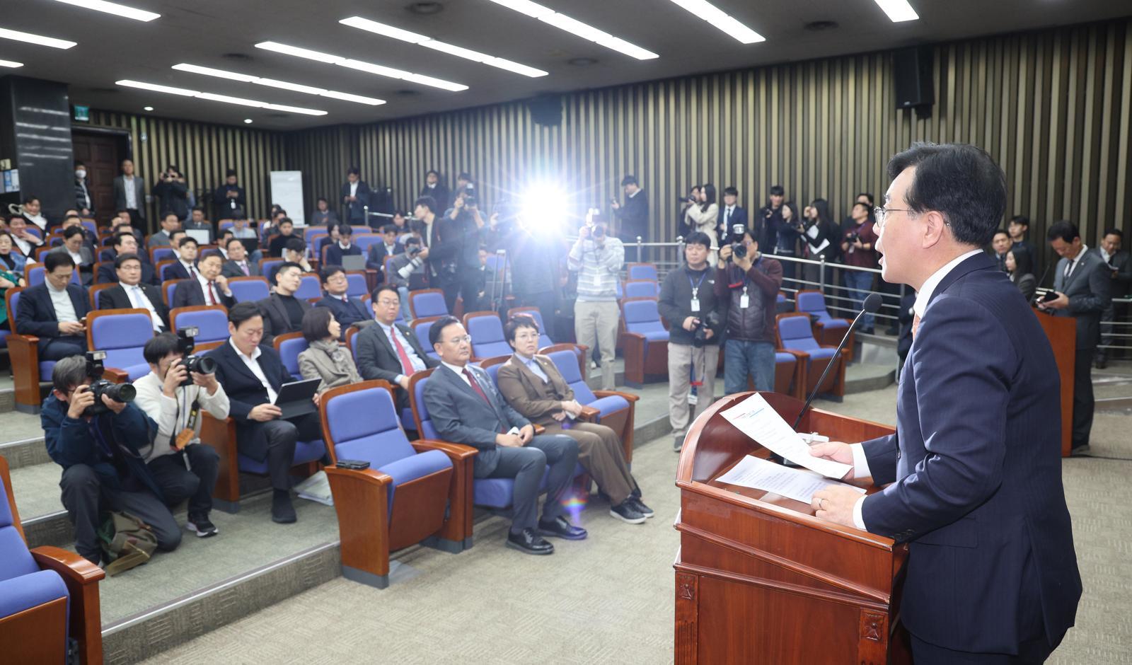 송언석 국민의힘 원내대표가 9일 서울 여의도 국회에서 열린 의원총회에서 발언하고 있다. 2025.12.9/뉴스1