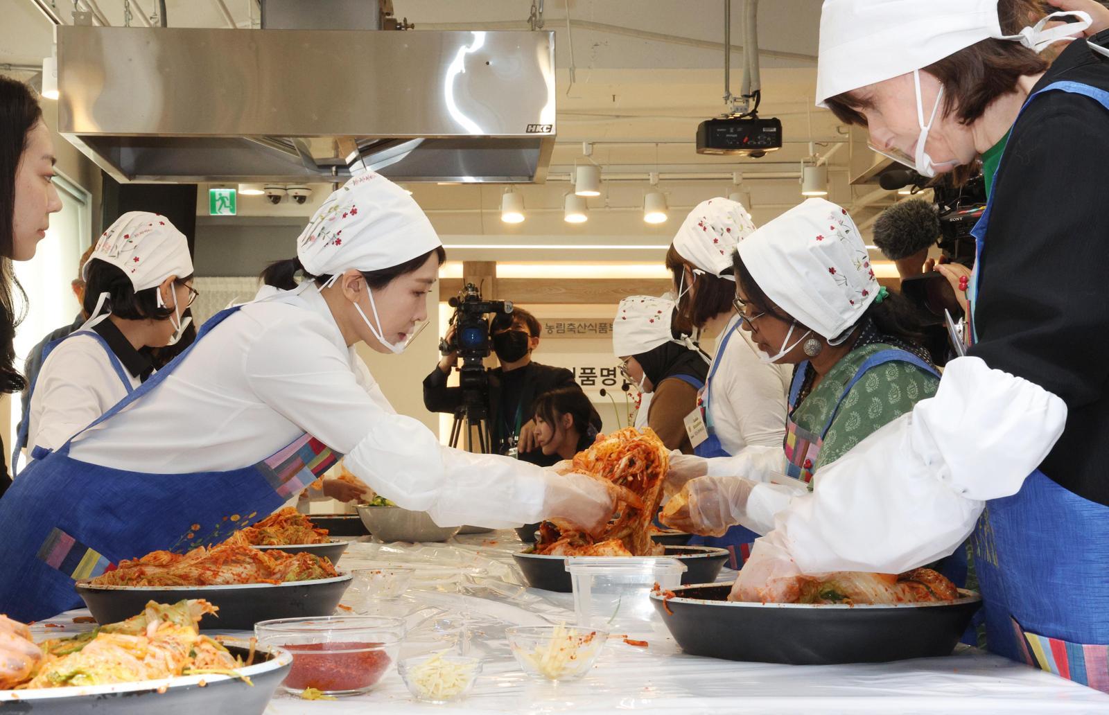 김혜경 여사가 9일 서울 종로구 북촌 한식문화공간 이음에서 열린 주한대사 배우자 초청 김장 행사에서 주한 외국대사 배우자들과 함께 김치를 담그고 있다. 뉴시스