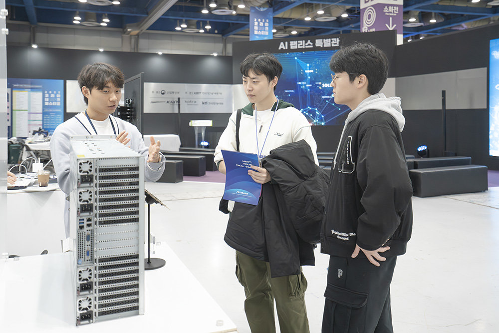 국내 기업 담당자, AI 팹리스 등에 관심이 많은 대학생들도 현장을 찾았다 / 출처=IT동아