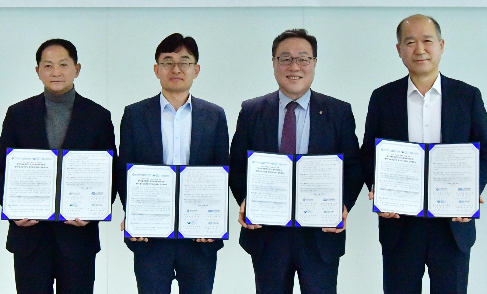 ‘경기도 지역 상생 생태계 조성을 위한 업무협약’을 체결한 뒤 참석자들이 기념 촬영하고 있다. 왼쪽부터 이재준 경기도주식회사 대표이사, 김현곤 경기도경제과학진흥원 원장, 시석중 경기신보 이사장, 최창수 경기도농수산진흥원 원장. 경기신보 제공