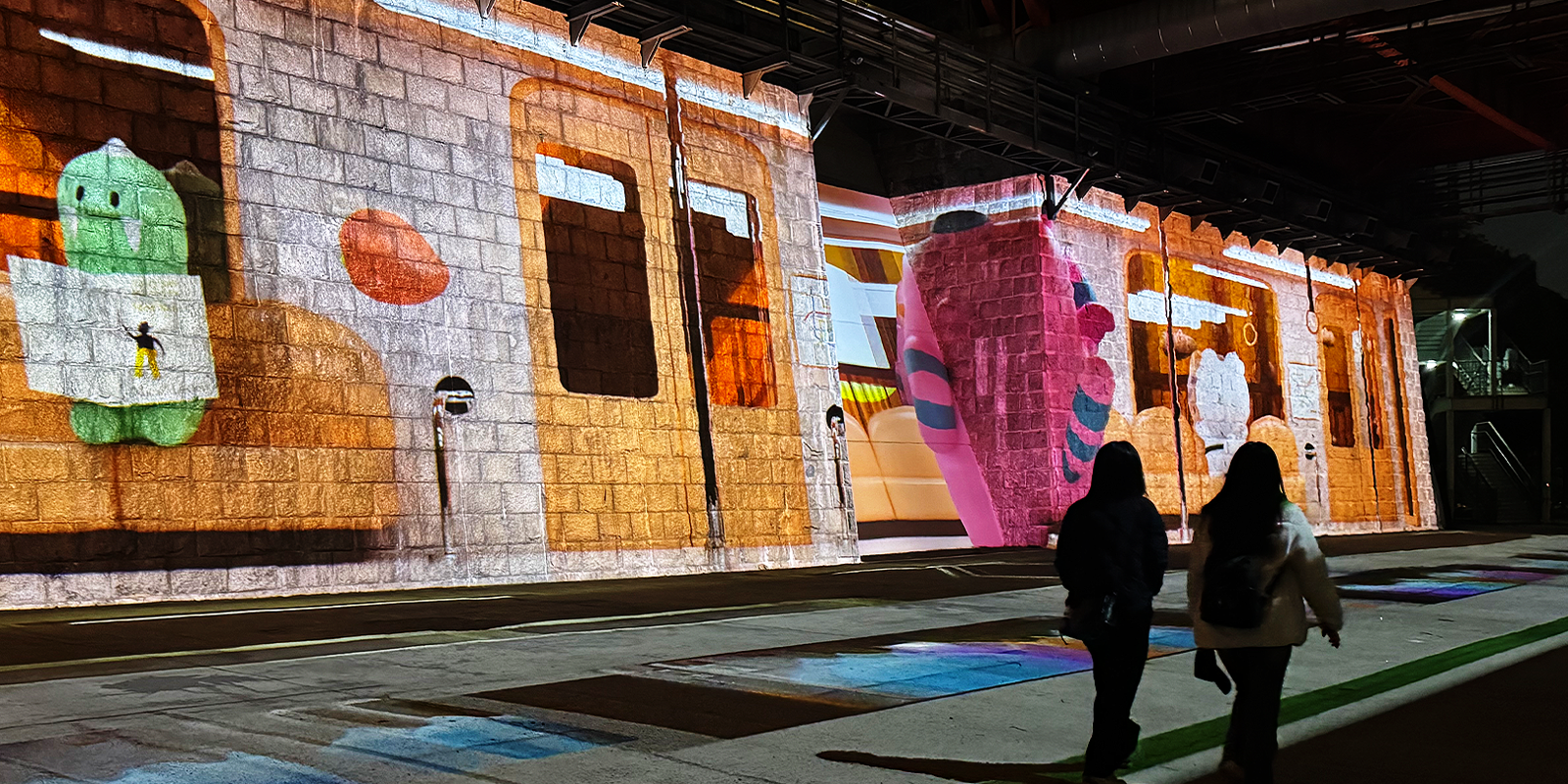 서울시가 용산구 노들섬 남단 한강대교 하부에서 운영 중인 공공 미디어아트 전시 ‘아뜰리에 노들’ 앞을 시민들이 지나고 있다. 이 전시는 교량의 벽면과 바닥을 스크린으로 활용한 것이 특징으로, 지난달 28일 개막해 내년 2월까지 이어진다. 서울시 제공
