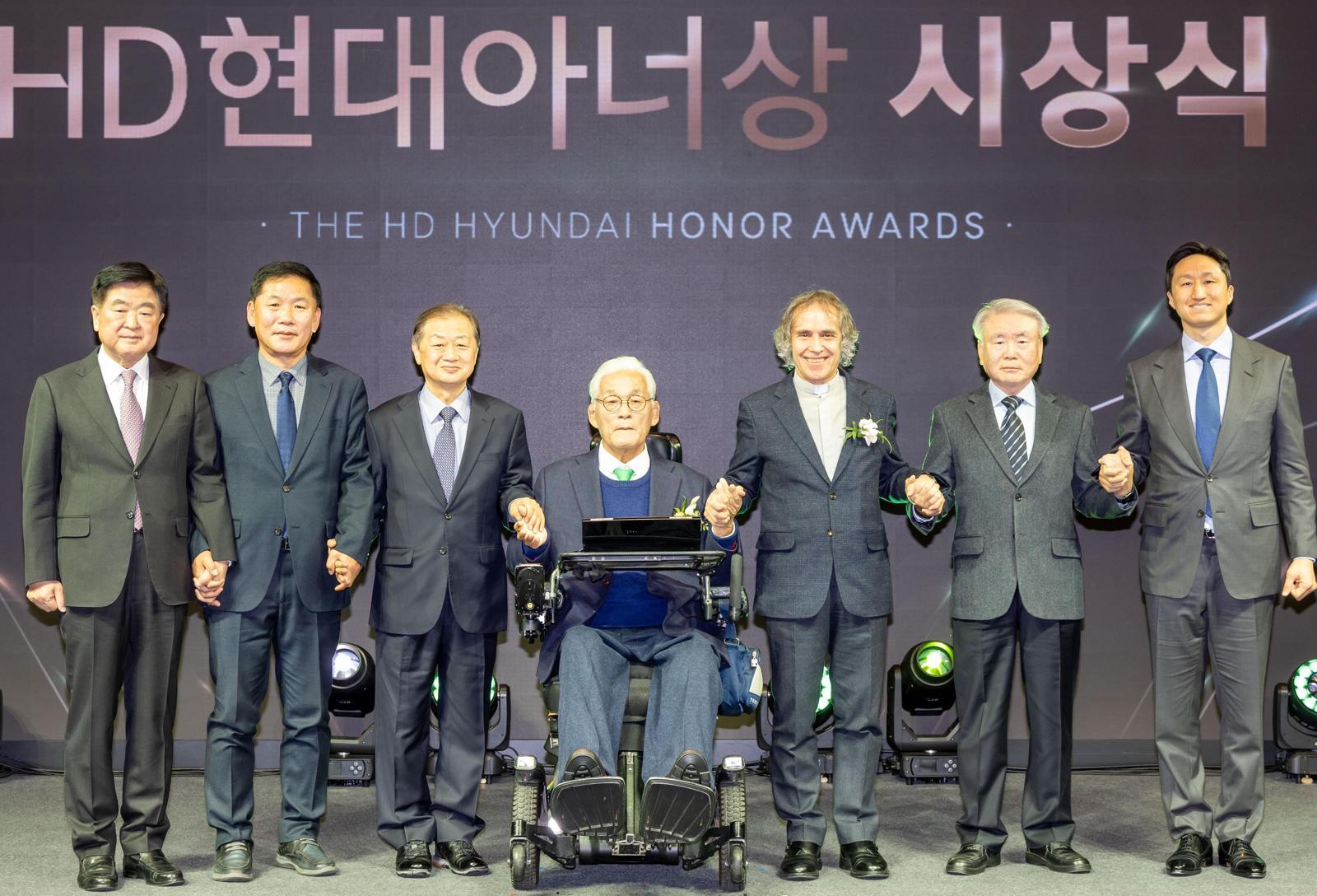 제3회 HD현대아너상 시상식에서 정덕환 씨(왼쪽에서 네 번째) 등 수상자들이 정기선 HD현대 회장(오른쪽)과 기념 촬영을 하고 있다. HD현대 제공