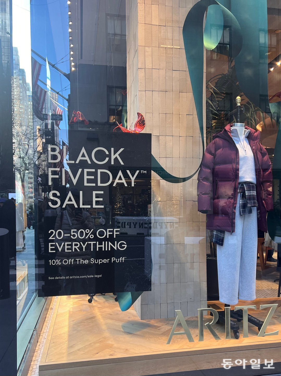 블랙 프라이데이 세일이 열리는 11월 마지막 주 금요일부터 사이버 먼데이 행사가 열리는 12월 첫째 주 월요일까지는 미국에서 1년 중 가장 큰 할인이 이어지는 시기다. 12월 1일 미국 뉴욕 맨해튼 5번가의 한 의류 브랜드에 세일 홍보 광고가 붙어 있다. 
뉴욕=임우선 특파원 imsun@donga.com